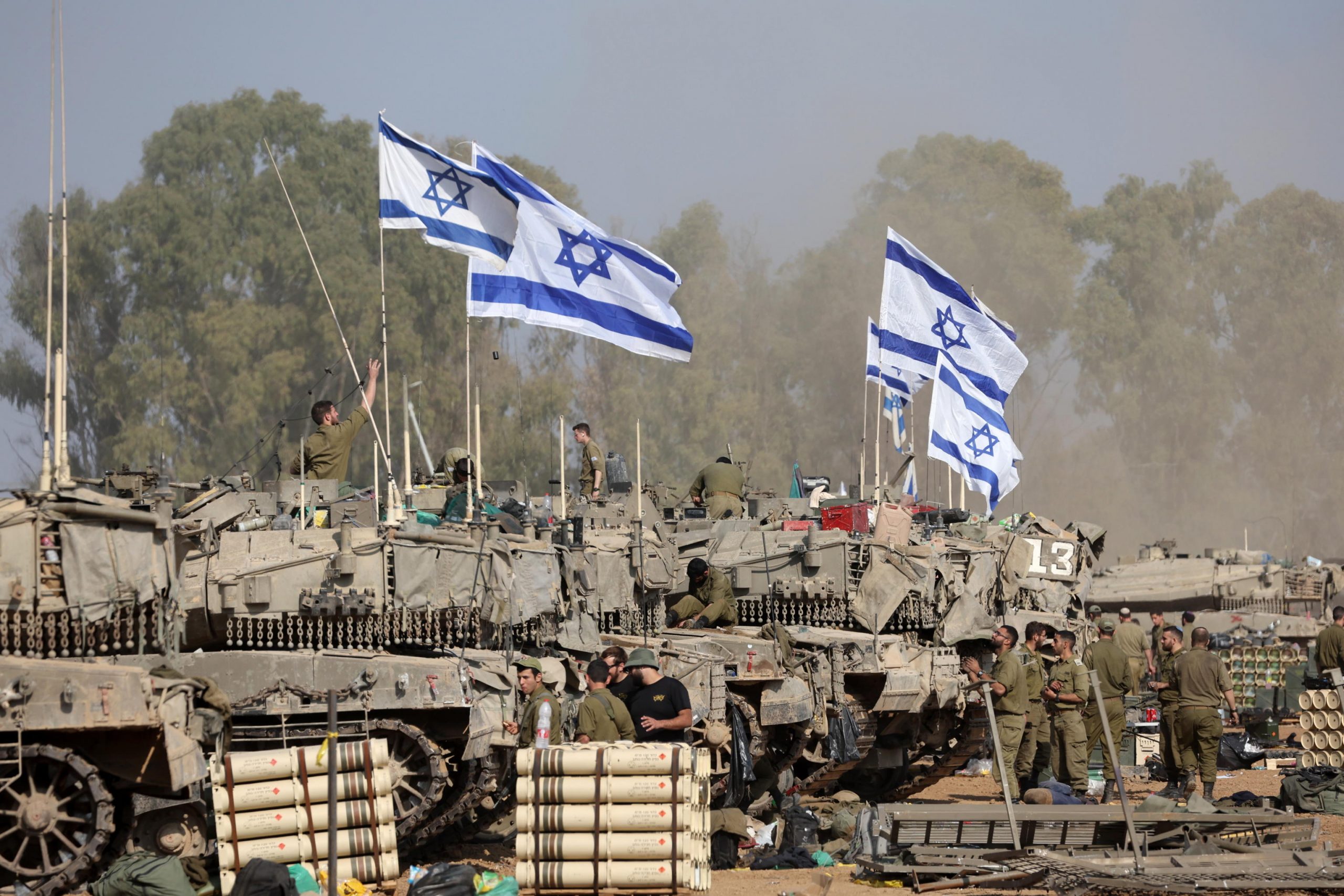 Centinaia di Tank israeliani pronti a invadere Gaza City Centinaia di Tank israeliani pronti a invadere Gaza City