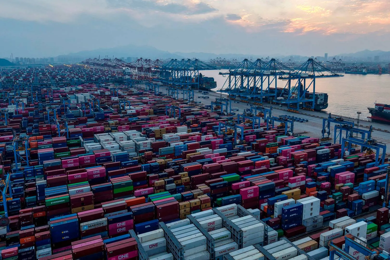 ogni giorno in mare 200mila container vuoti in europa a causa del minore export