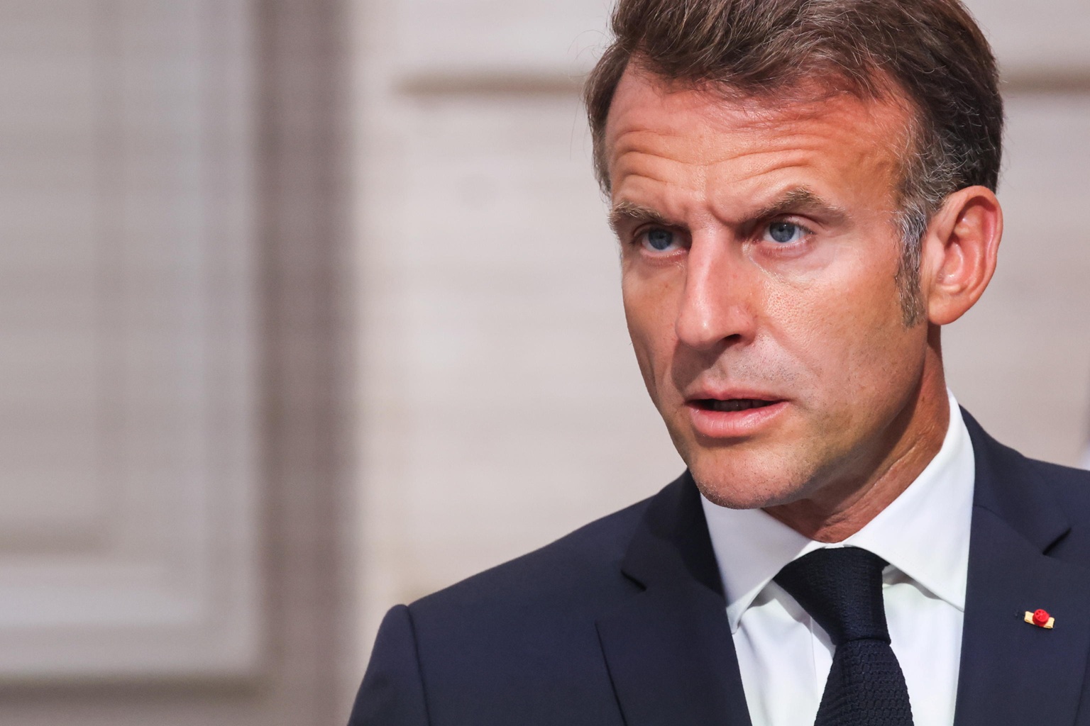 Macron e gli ostaggi: l’urlo di Topo Gigio contro i muri di Gaza Macron e gli ostaggi: l’urlo di Topo Gigio contro i muri di Gaza