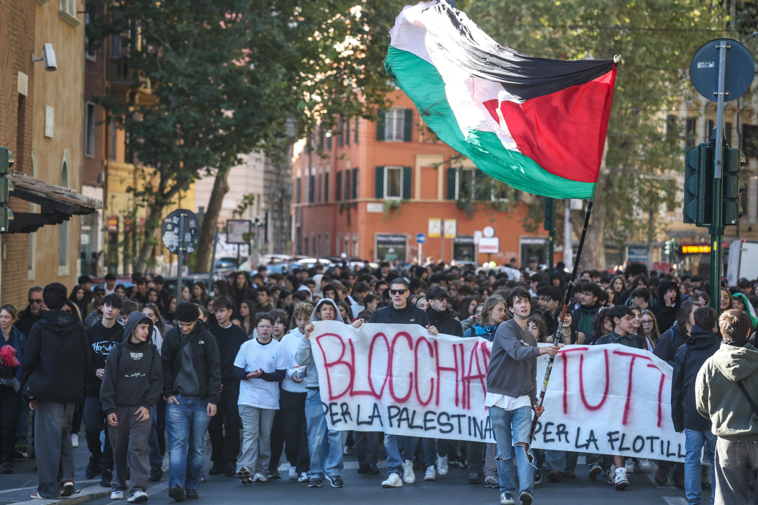 l8217italia in piazza per gaza la doppia anima della protesta