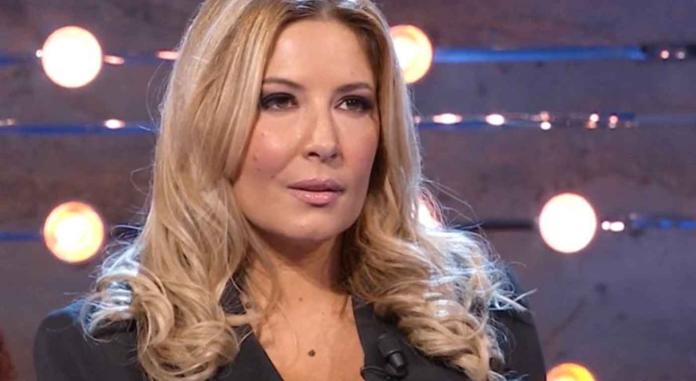 Da giudice TV a nuova ONU: Lucarelli ci prova con una spilla