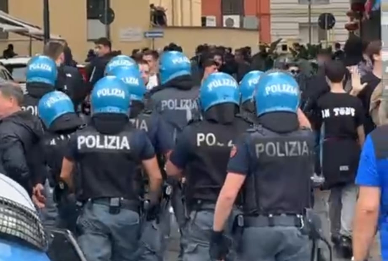 Scontri tra tifosi a Napoli: feriti, un poliziotto estrae la pistola