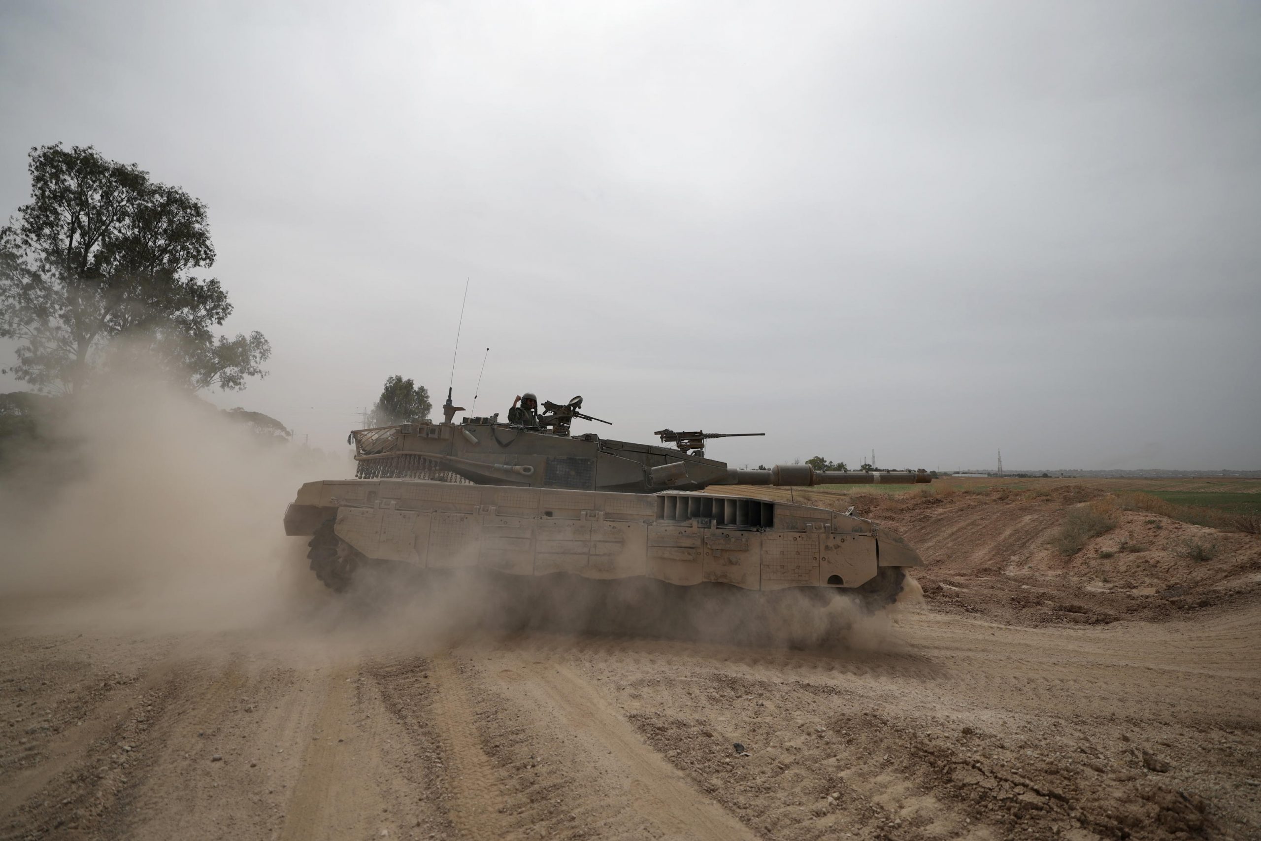 Decine di tank al valico con Rafah, Israele pronto all'attacco