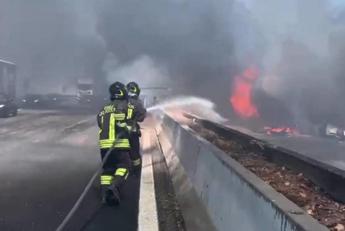Auto in fiamme in autostrada, lunghe code e traffico in tilt - L'Identità