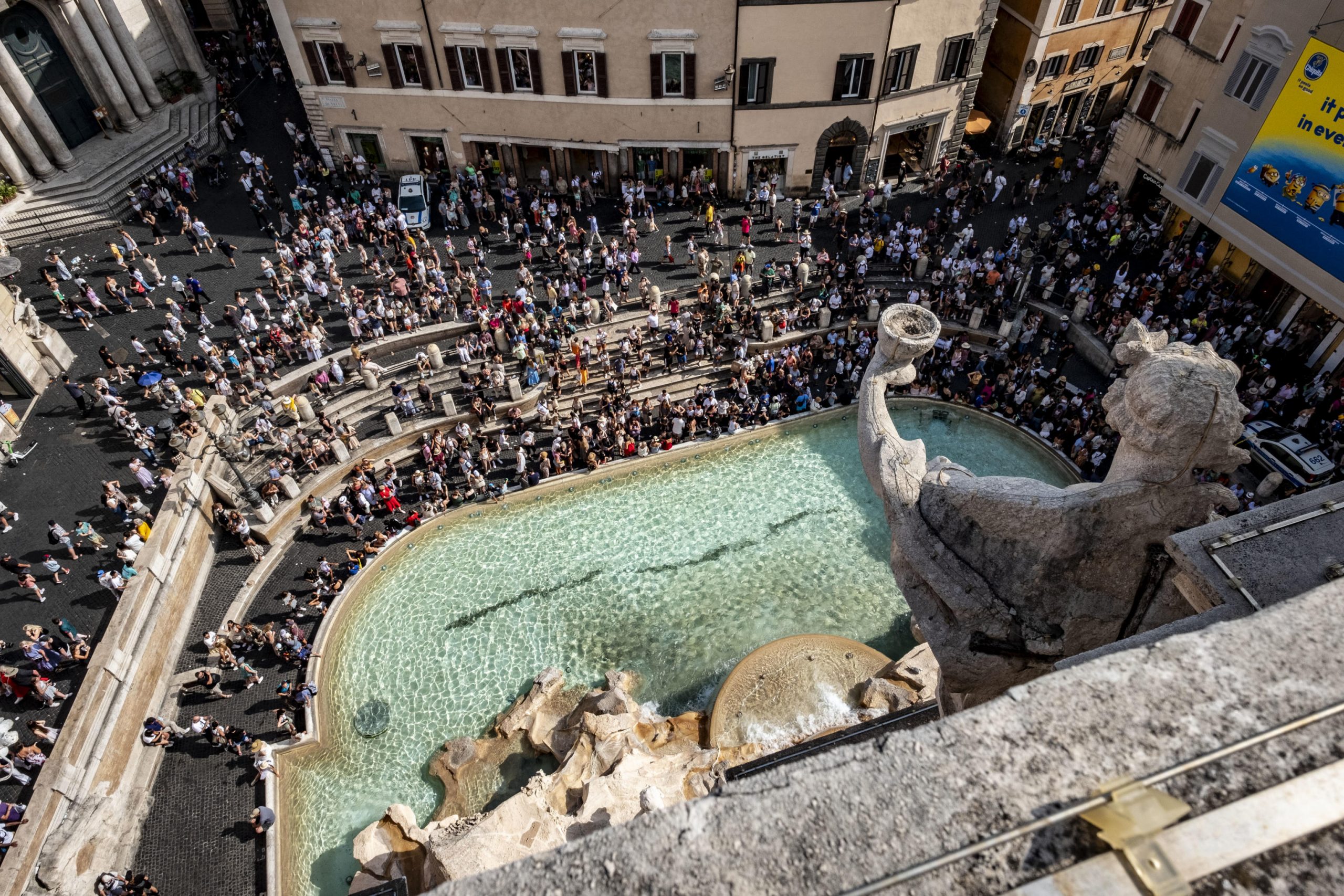Roma invasa dai turisti: "La fontana di Trevi sarà a numero chiuso"