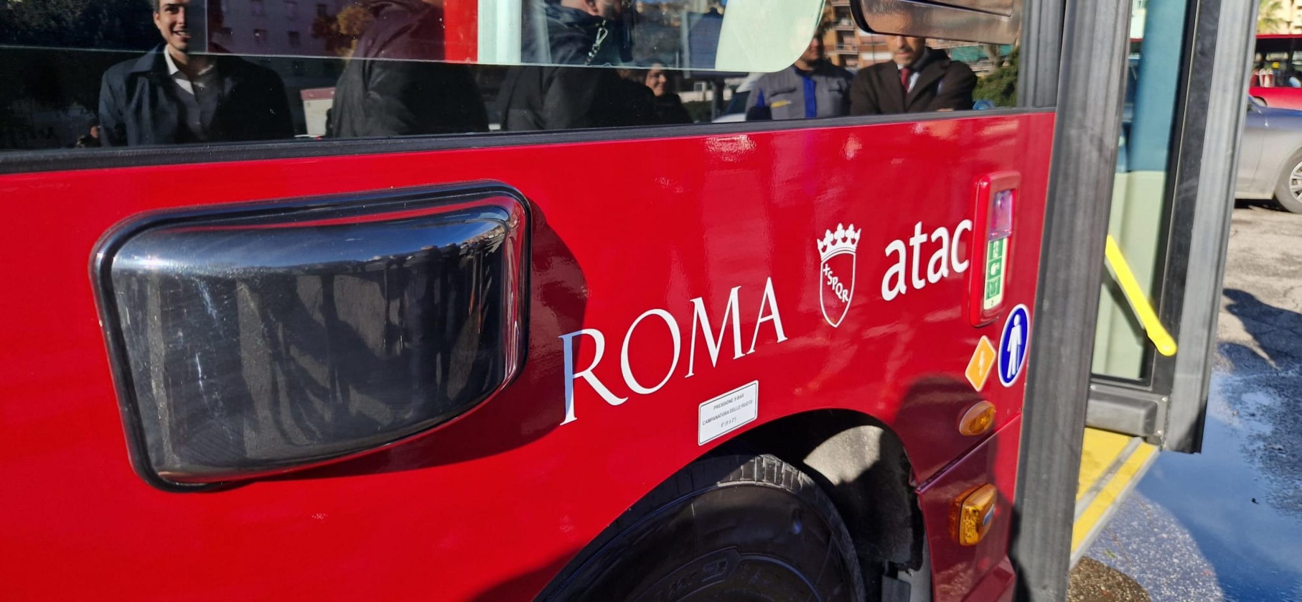 Strade di sangue a Roma: auto contro bus Atac, muore 44enne
