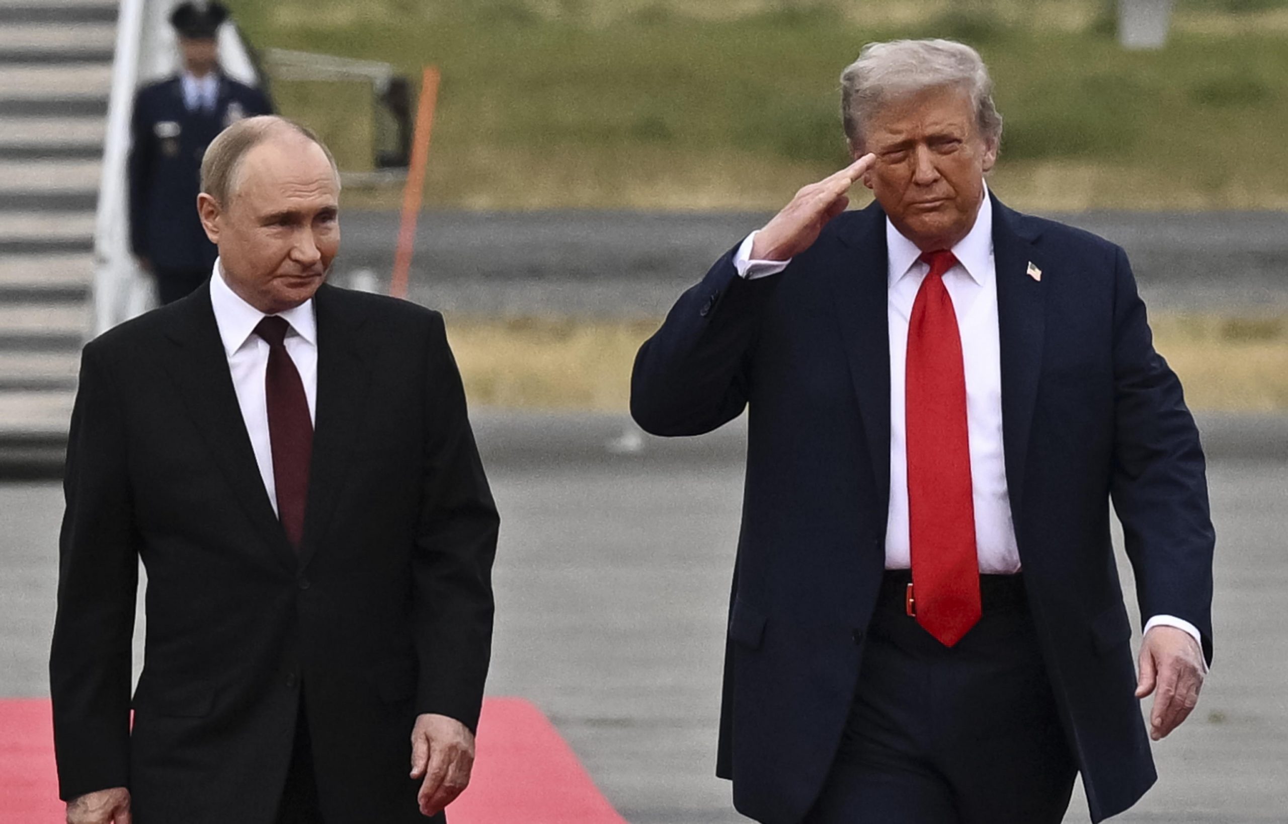 Putin parla solo con Trump. Il tycoon allenta le sanzioni ai giganti russi del petrolio Putin parla solo con Trump. Il tycoon allenta le sanzioni ai giganti russi del petrolio