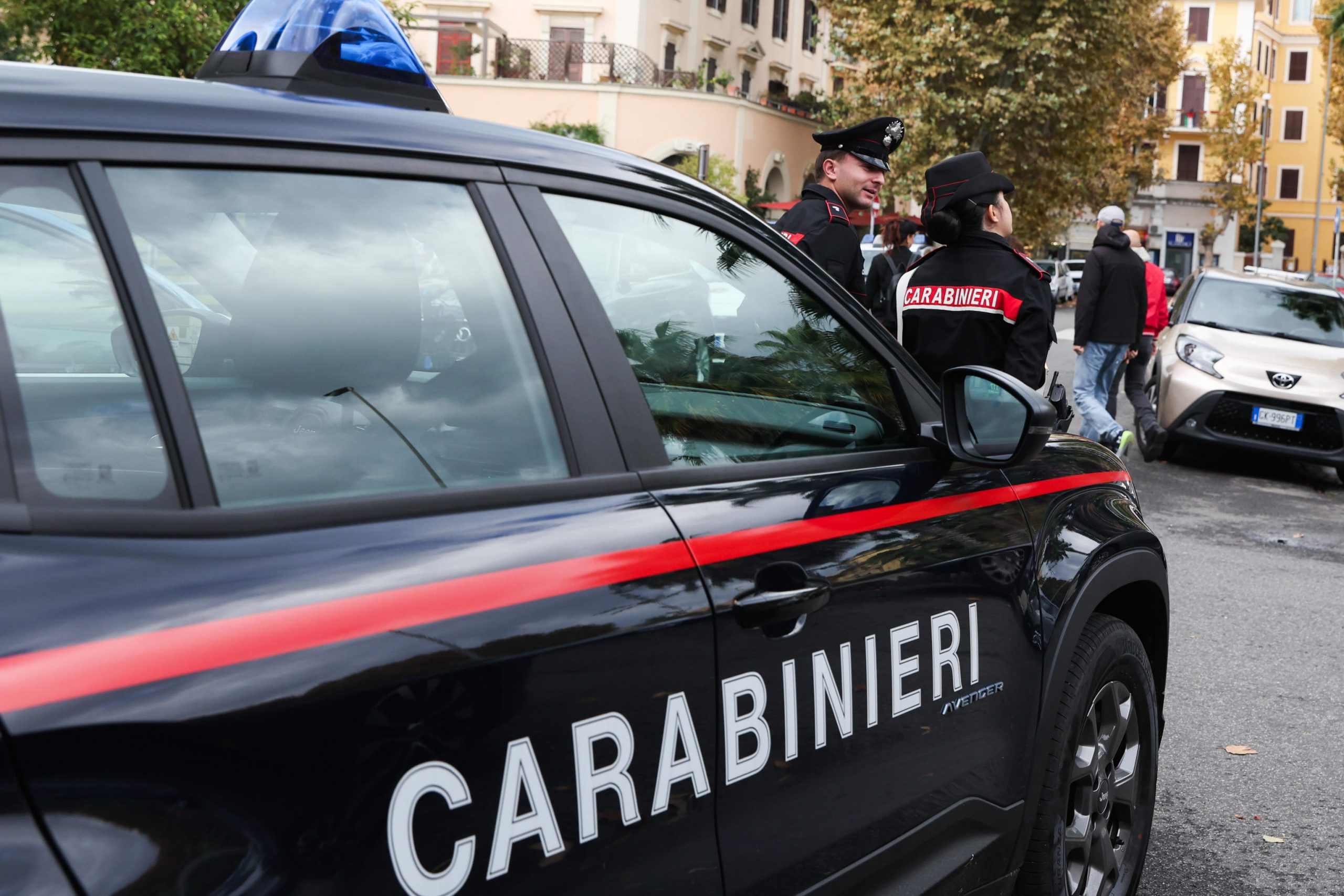 violenza a milano benzina sul volto della moglie