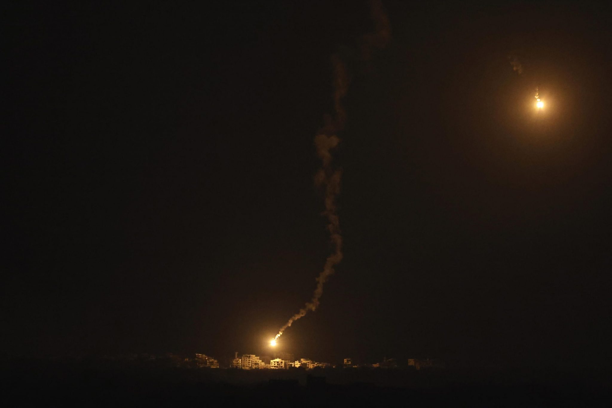 Gaza City sotto assedio tank israeliani in città e intensi raid aerei