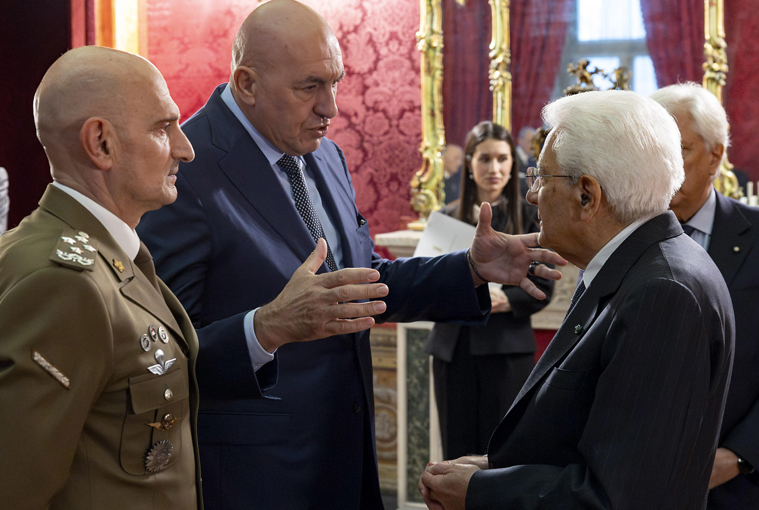 Crosetto depone una corona di fiori in memoria dei caduti delle missioni Crosetto depone una corona di fiori in memoria dei caduti delle missioni