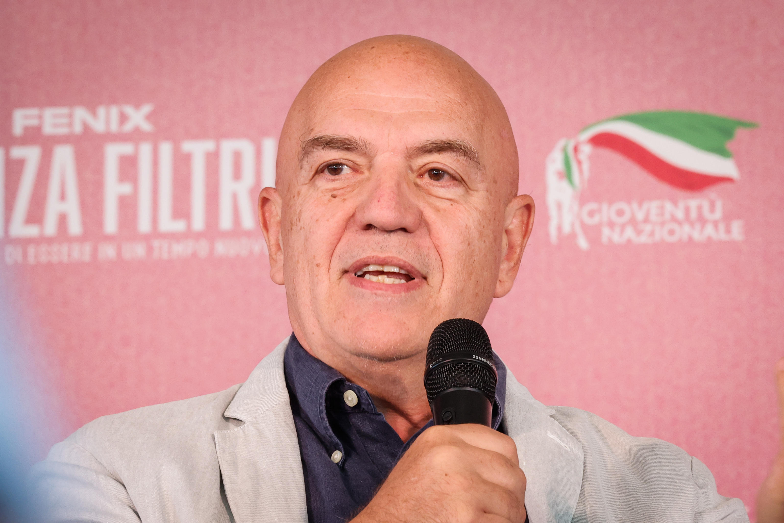 Rizzo, ex compagno i migranti li aiuta ma “a casa loro” e fa il sovranista contro Bruxelles Rizzo, ex compagno i migranti li aiuta ma “a casa loro” e fa il sovranista contro Bruxelles