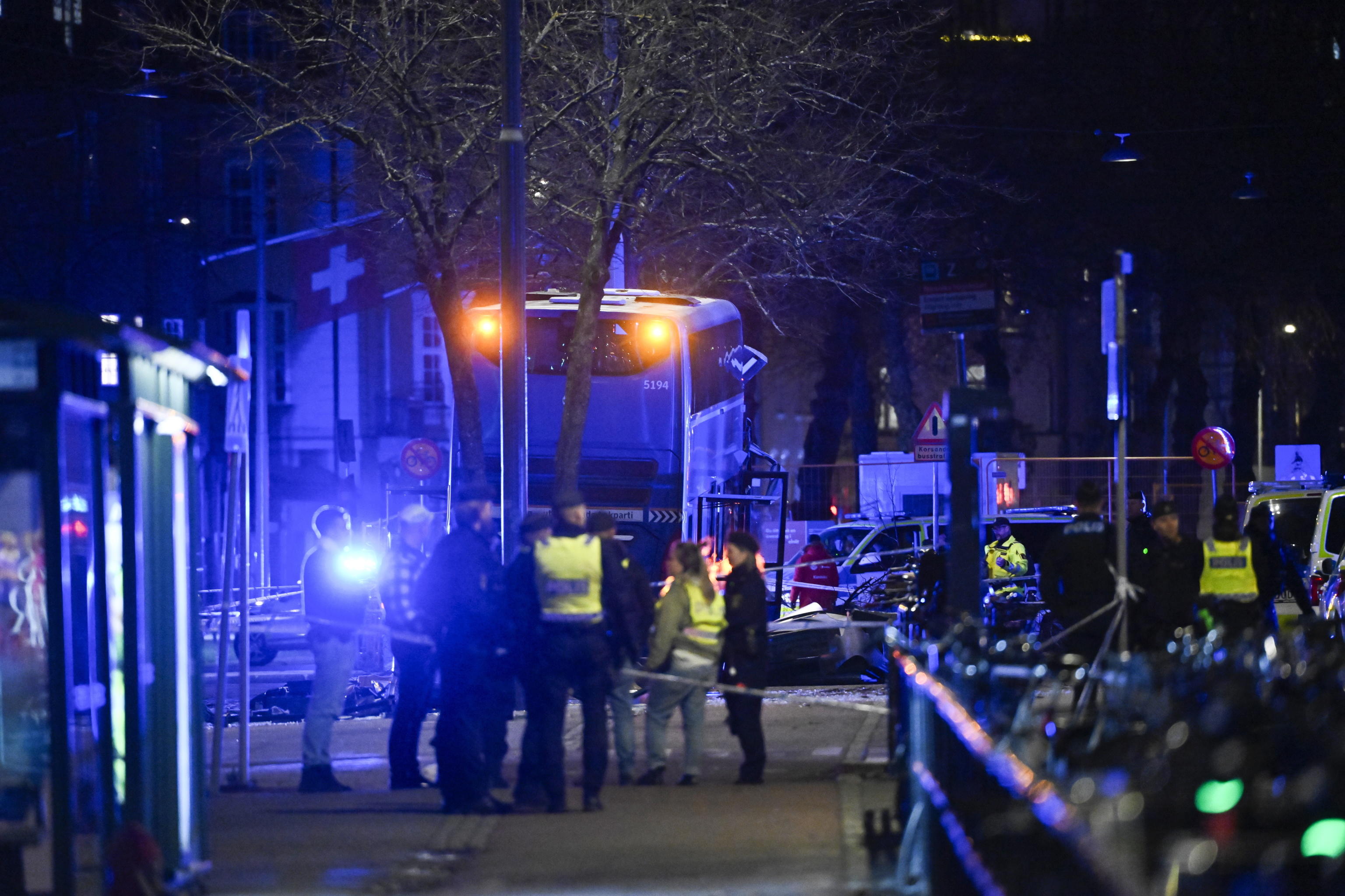 Bus si schianta su una fermata a Stoccolma: morti e feriti