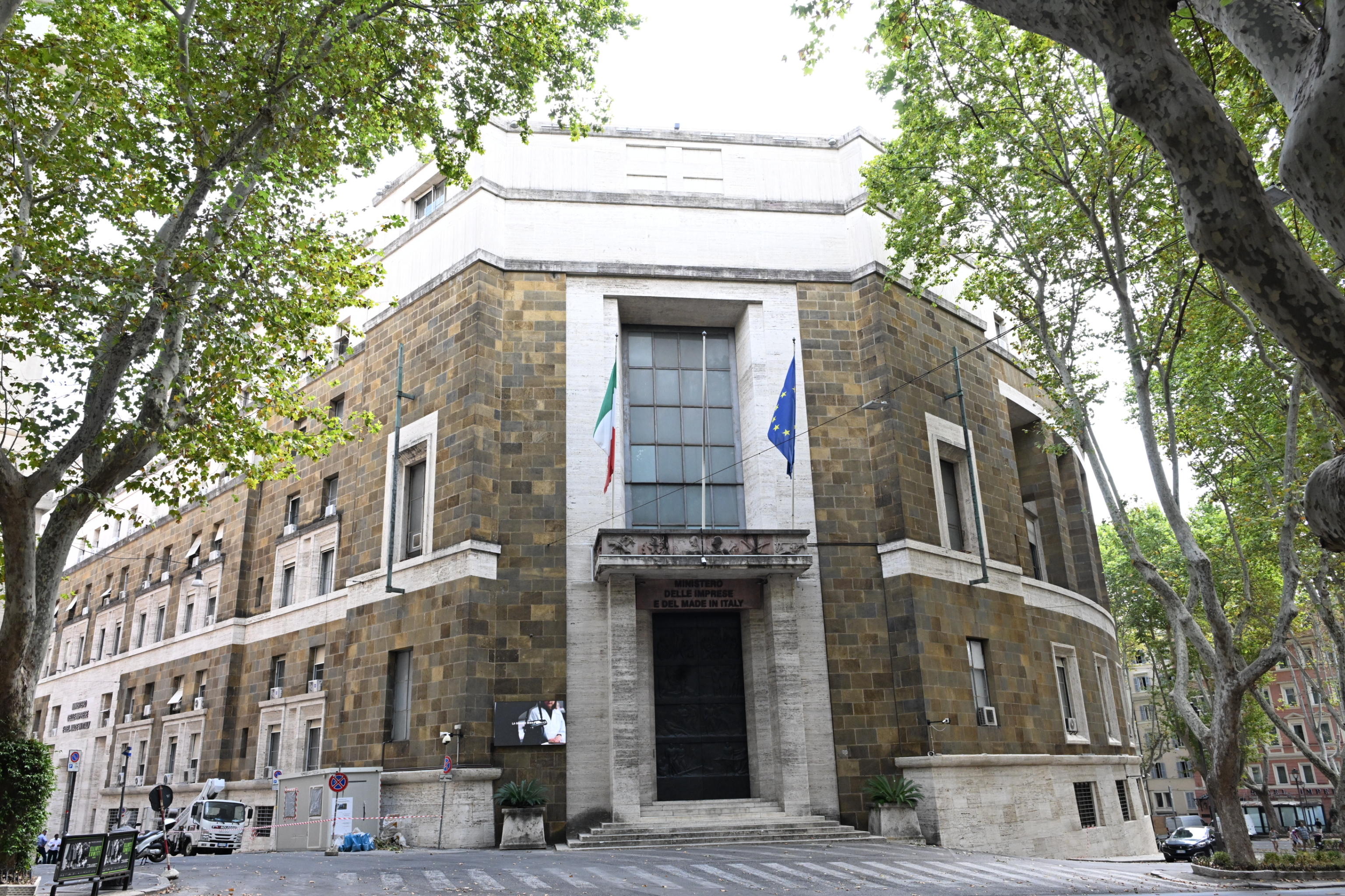 Emanuele Cani inciampa e rompe con la testa la vetrata di Sironi al Ministero – IL VIDEO Emanuele Cani inciampa e rompe con la testa la vetrata di Sironi al Ministero – IL VIDEO