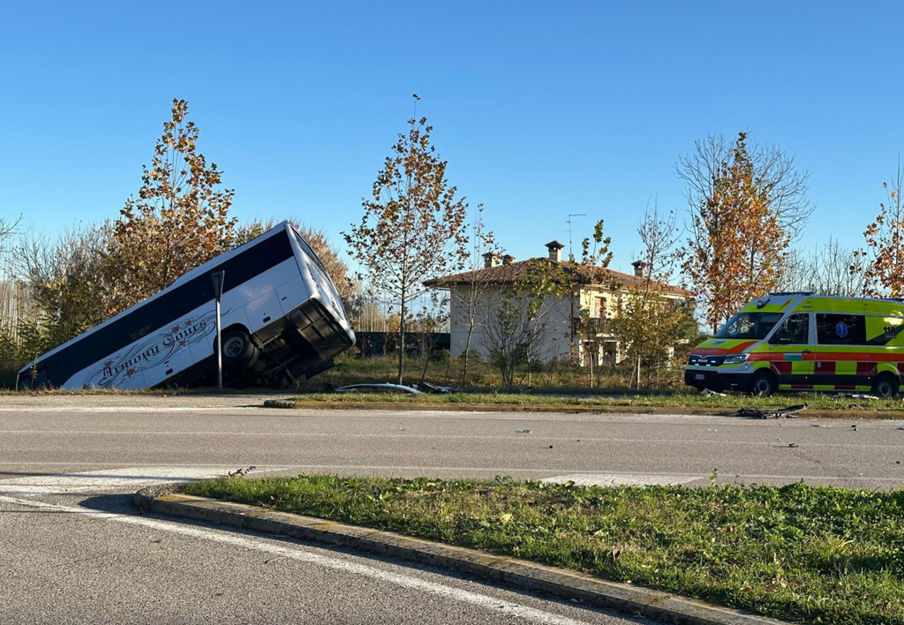 Scontro auto contro bus di studenti a Pordenone, due feriti