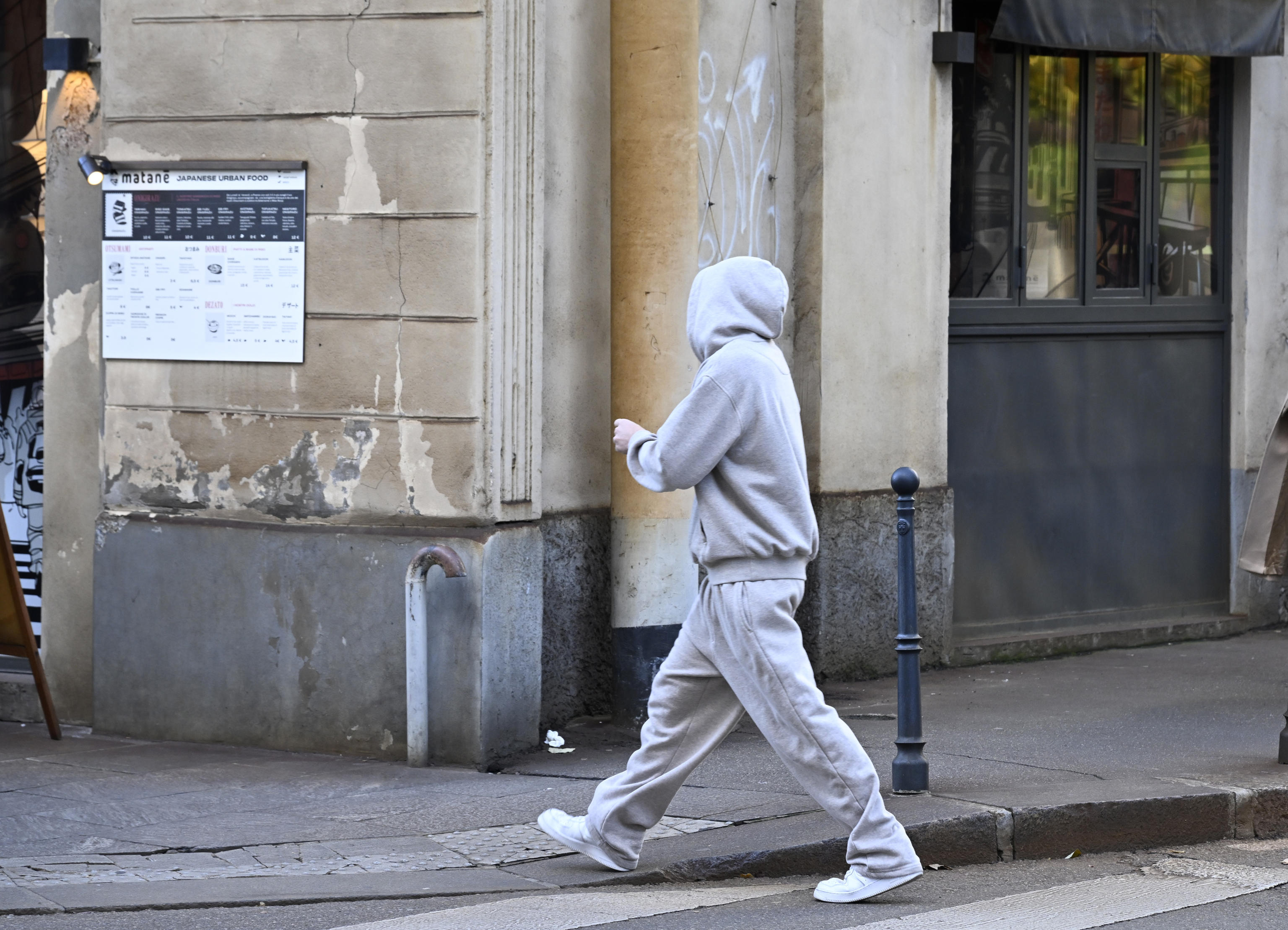 Milano, 22enne aggredito e accoltellato per 50 euro: cinque arresti Milano, 22enne aggredito e accoltellato per 50 euro: cinque arresti