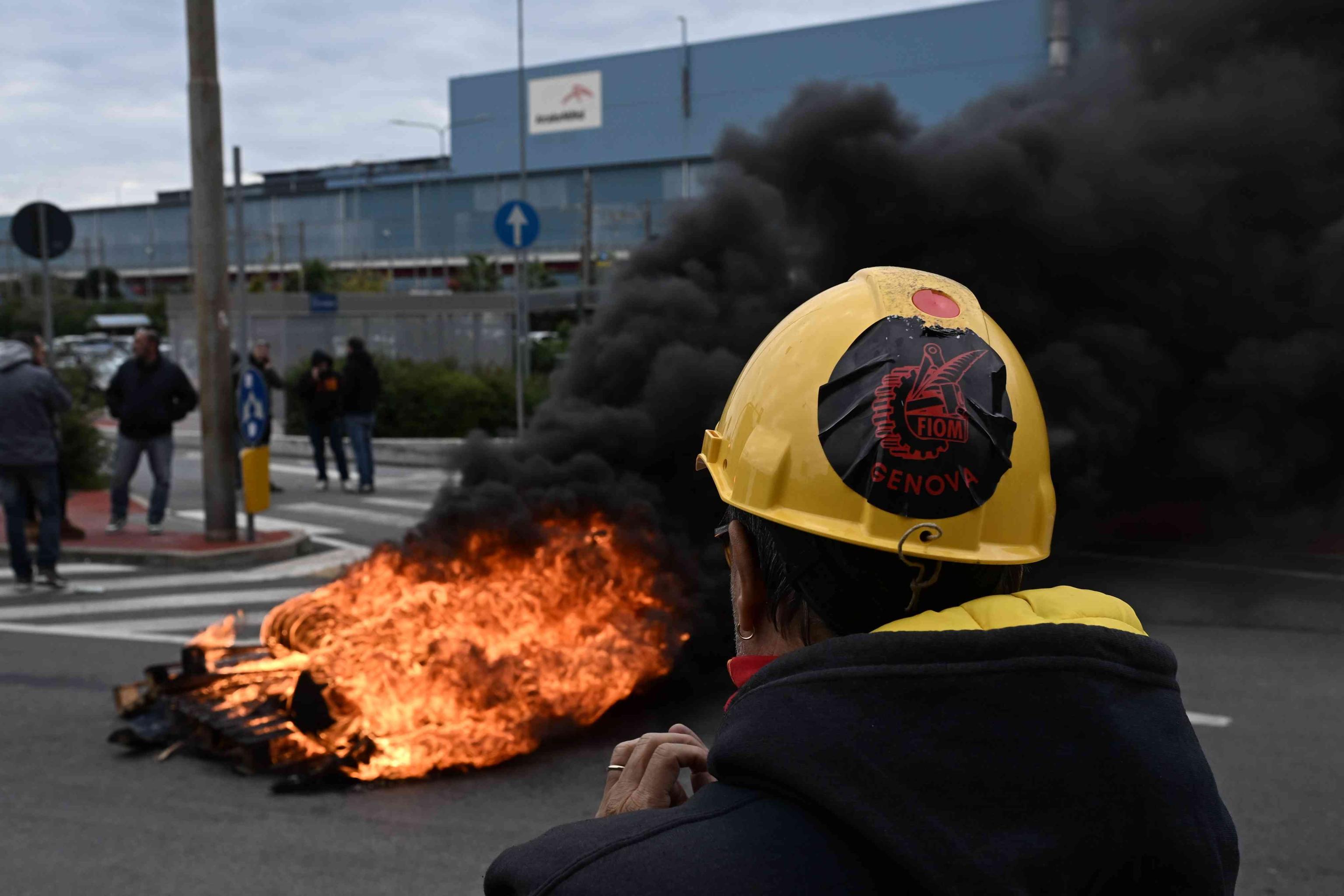 Notte all’addiaccio per i lavoratori ex Ilva: “Vogliamo Meloni”