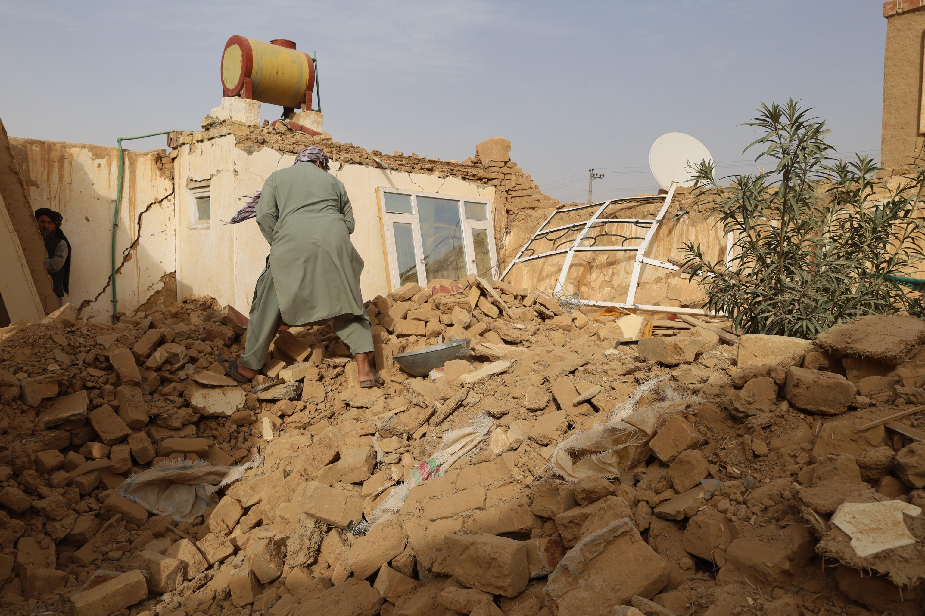 terremoto in bangladesh paura a dacca scossa di magnitudo 56