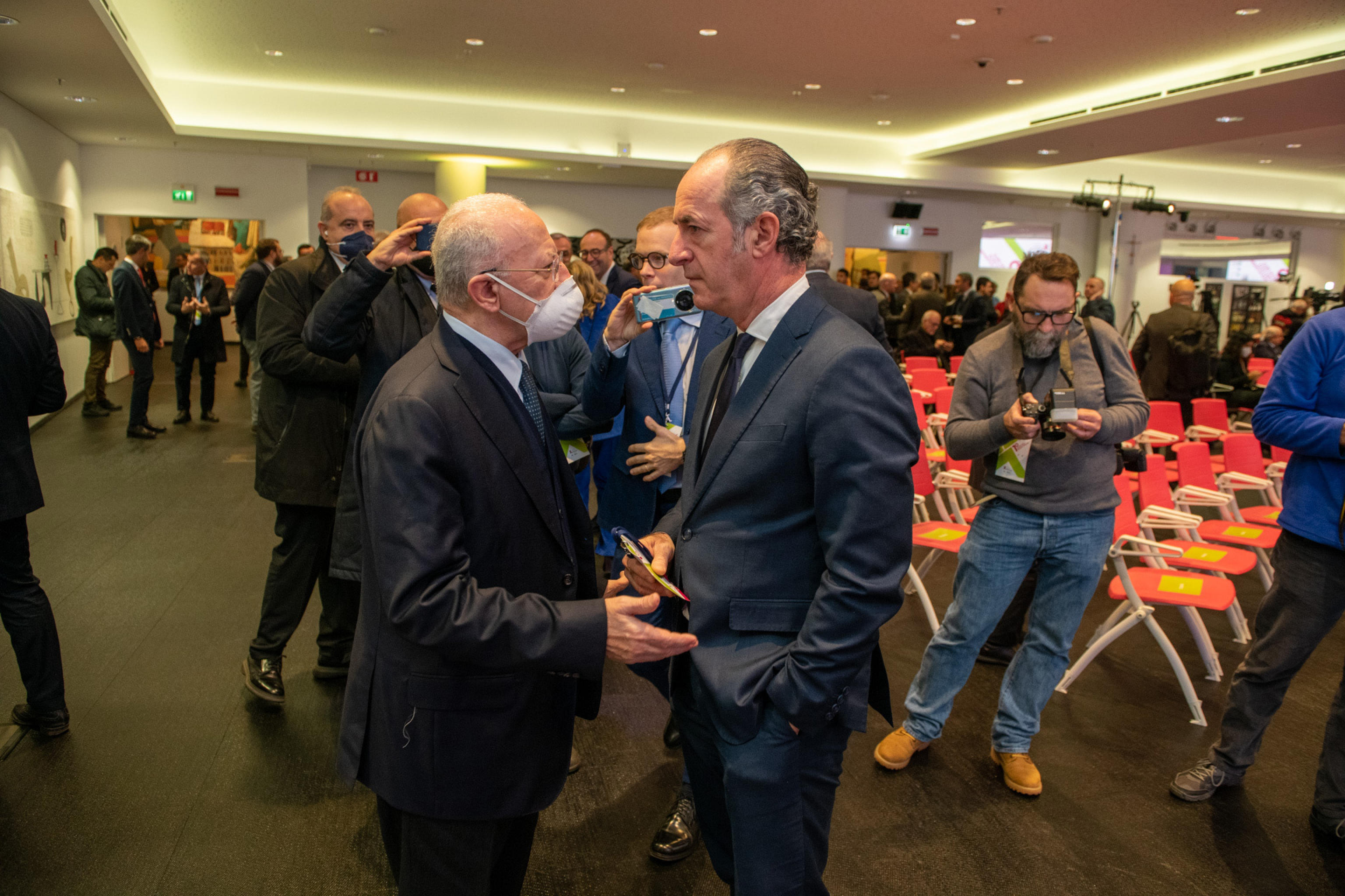 il crepuscolo dei governatori l8217addio di emiliano zaia e de luca