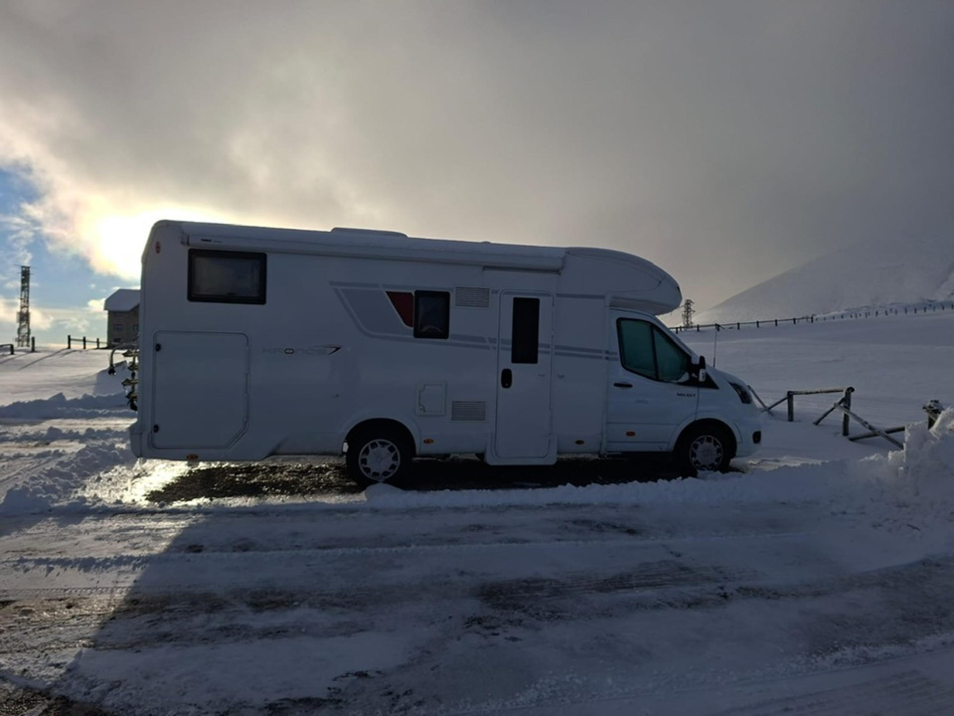 Camper abbandonato sul Gran Sasso, cresce il mistero Camper abbandonato sul Gran Sasso, cresce il mistero
