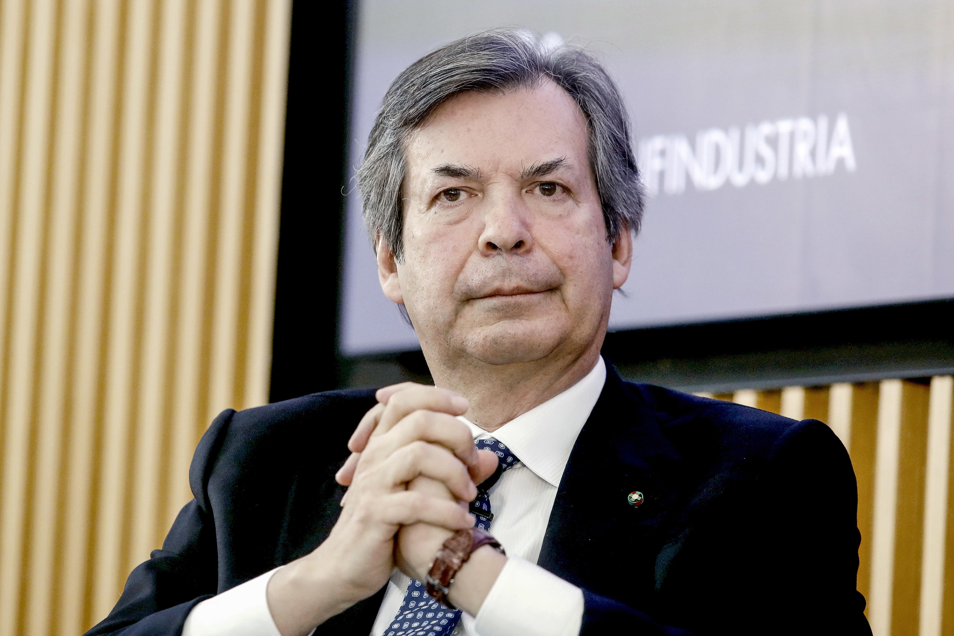 messina intesa chiede pi249 rispetto per le banche