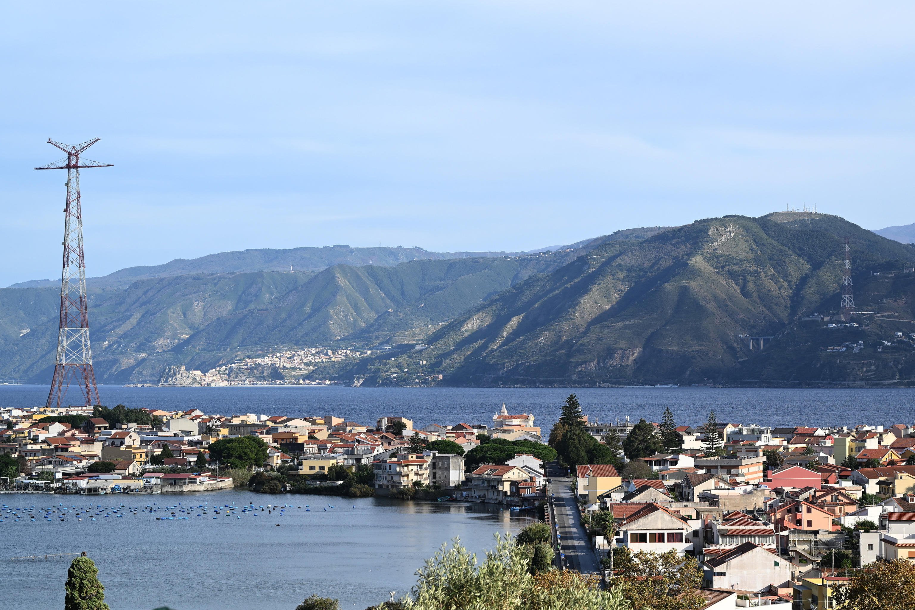 Ponte sullo Stretto: il Paese sospeso mentre crescono le trincee Ponte sullo Stretto: il Paese sospeso mentre crescono le trincee