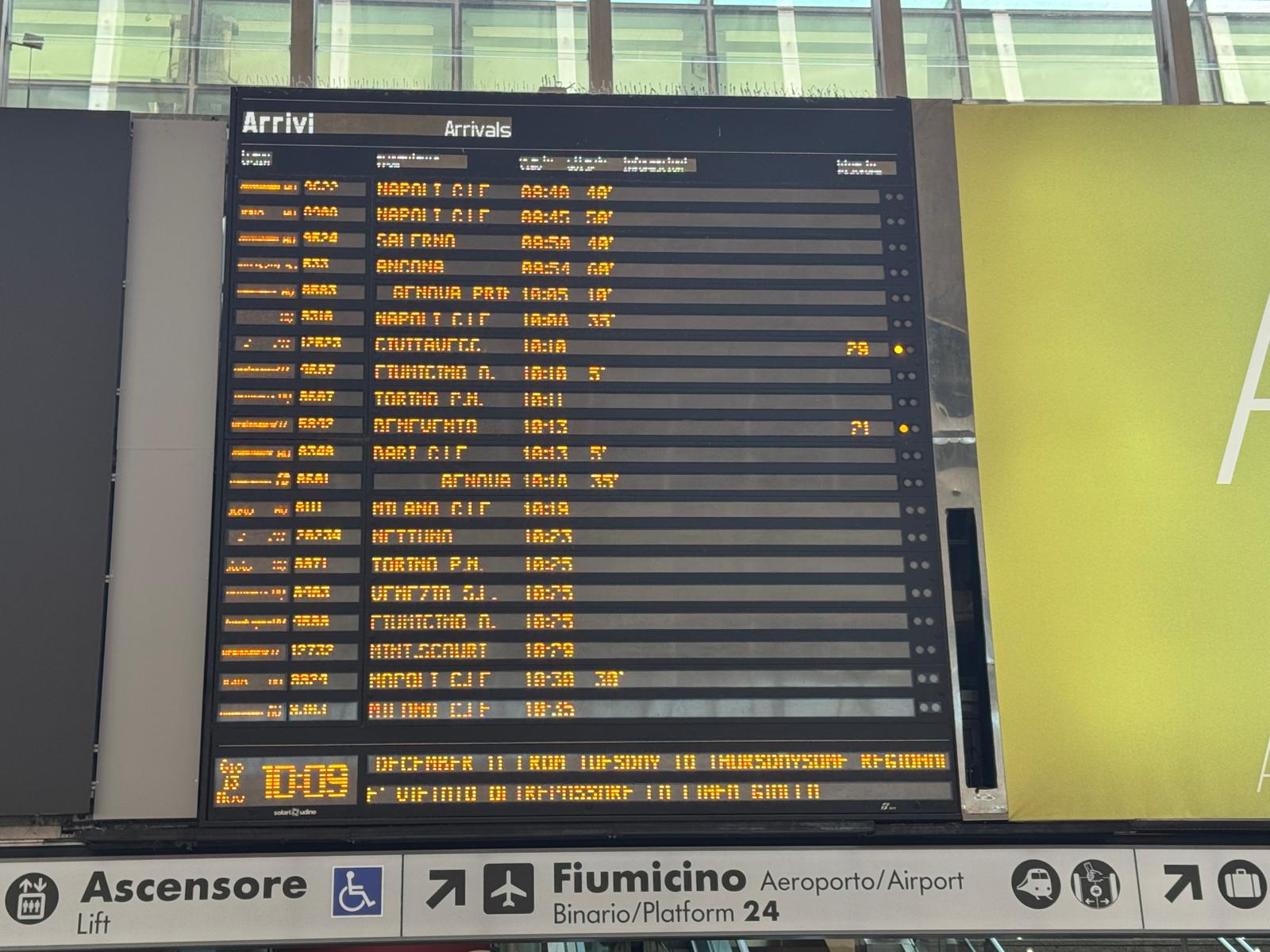 viaggiatori in cerca di treni e spiegazioni alla stazione termini
