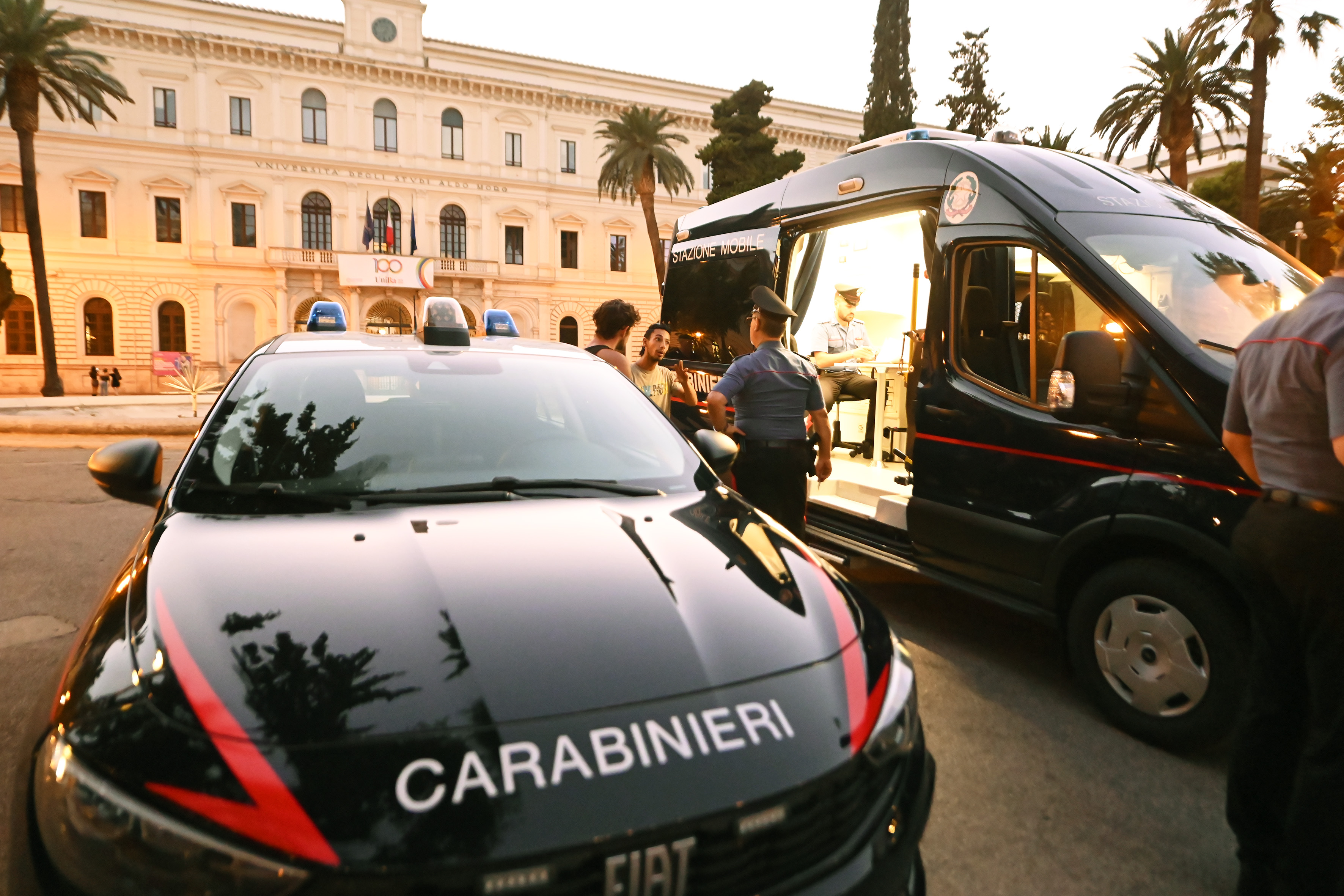 “Bomba a scuola”, scatta l’allarme: evacuato l’istituto De Amicis
