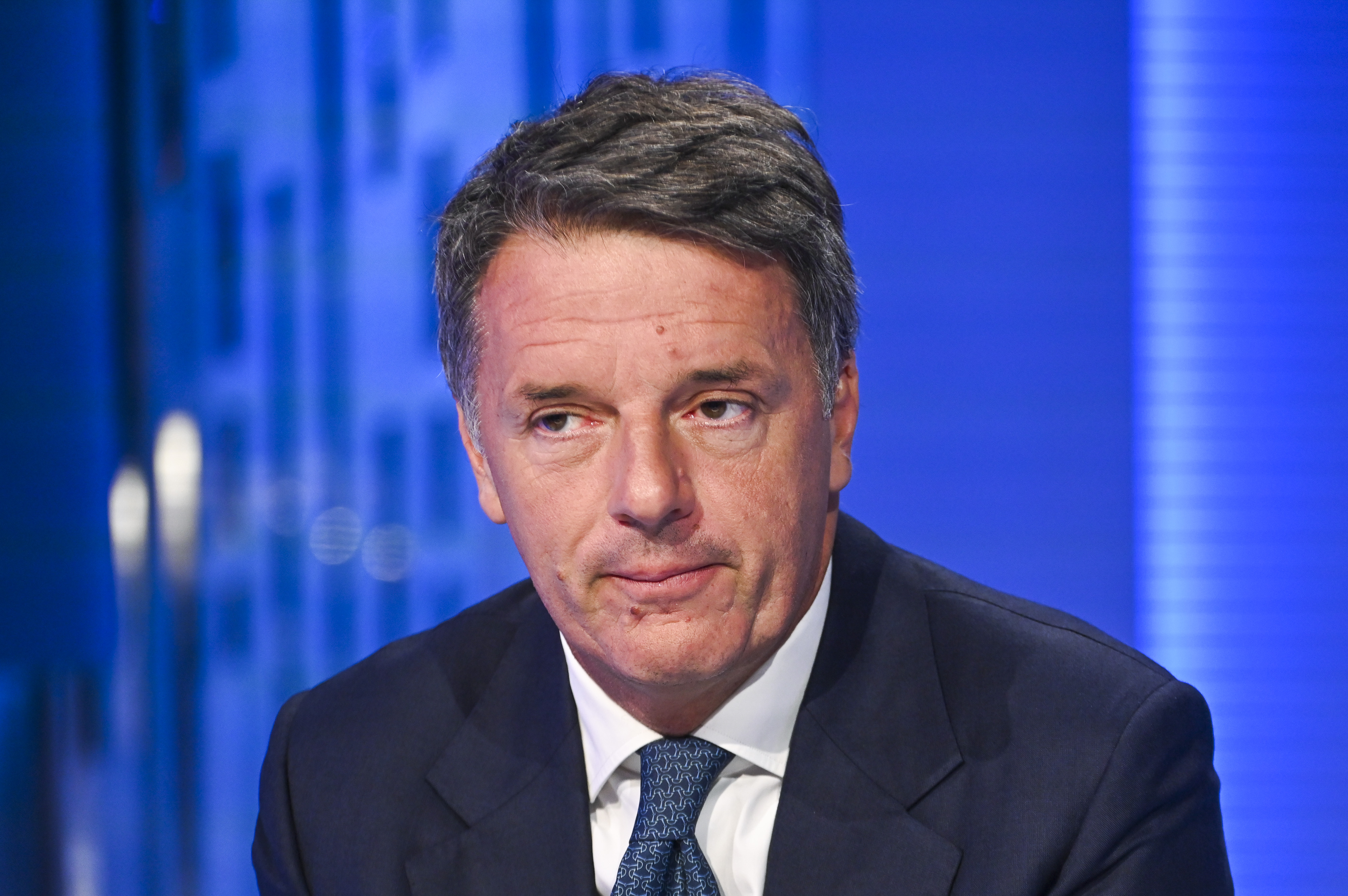 cinque coltelli e un vigile urbano su un8217auto in panne il risveglio di renzi