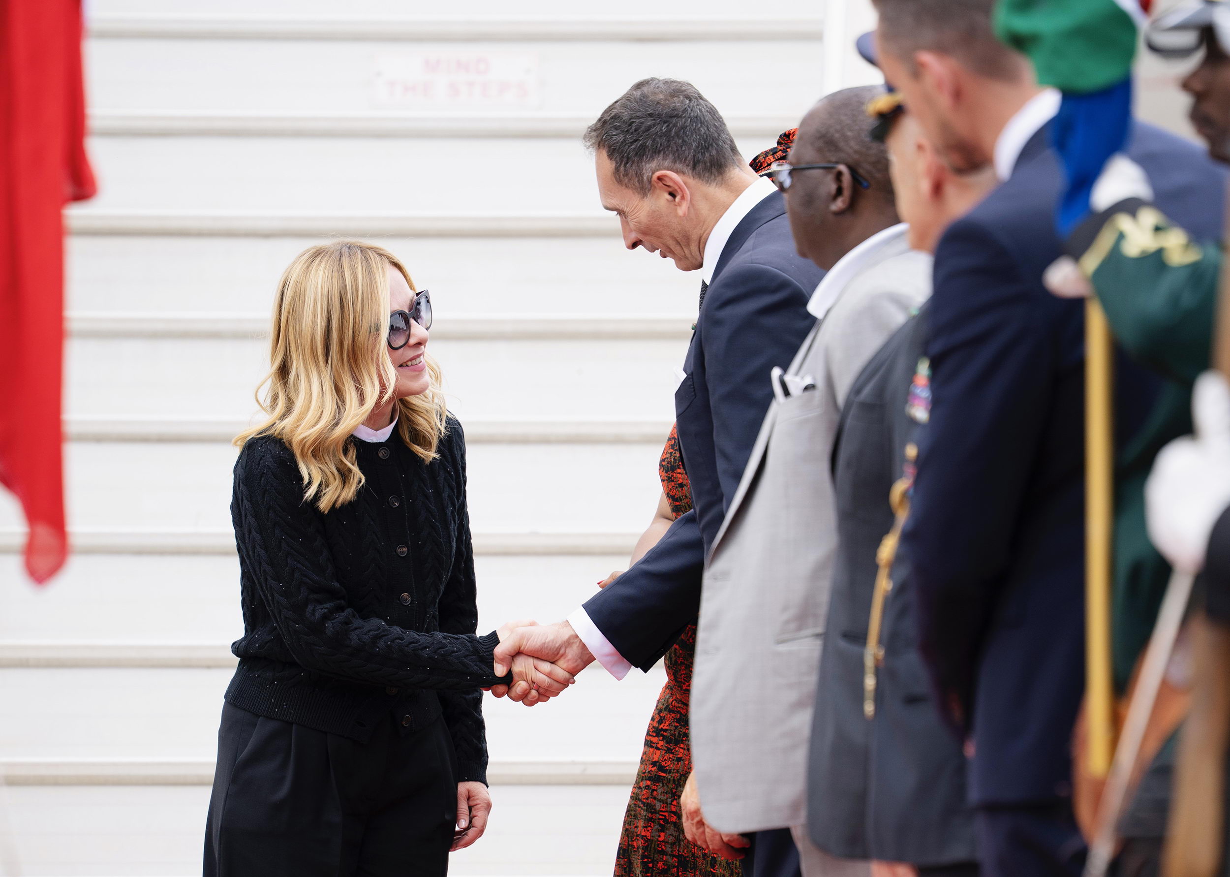 Anche oggi il governo verrà bocciato domani. Moody’s promuove l’Italia, Meloni esulta