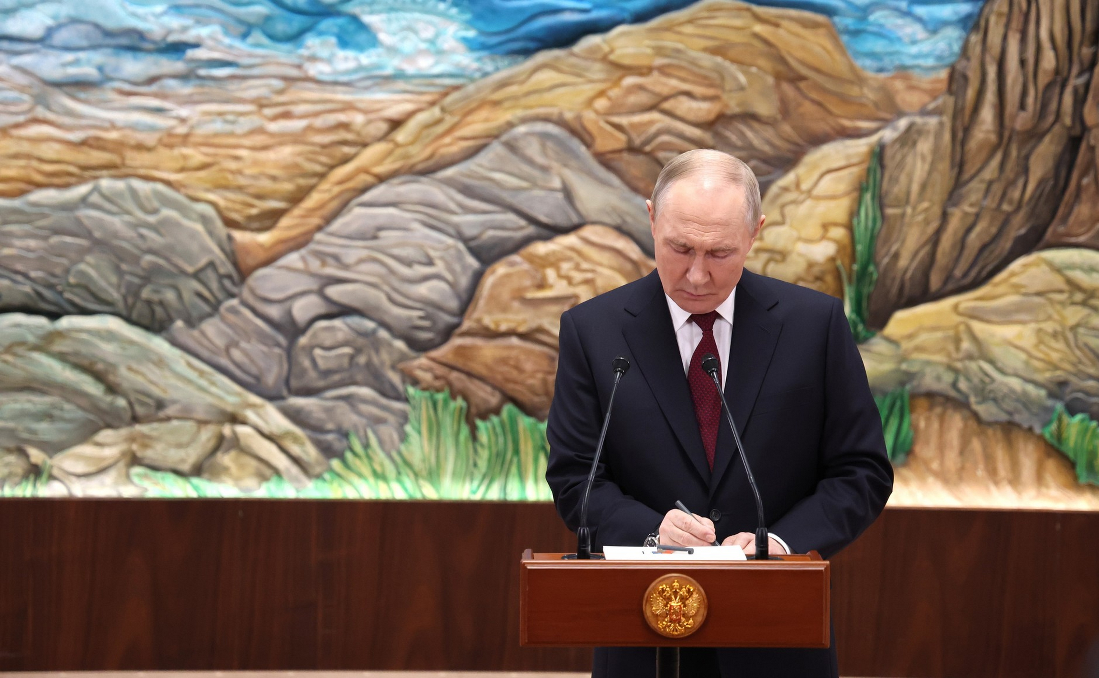 Putin annuncia l’arrivo degli americani a Mosca. L’Ue prova a sgambettare i mediatori di pace