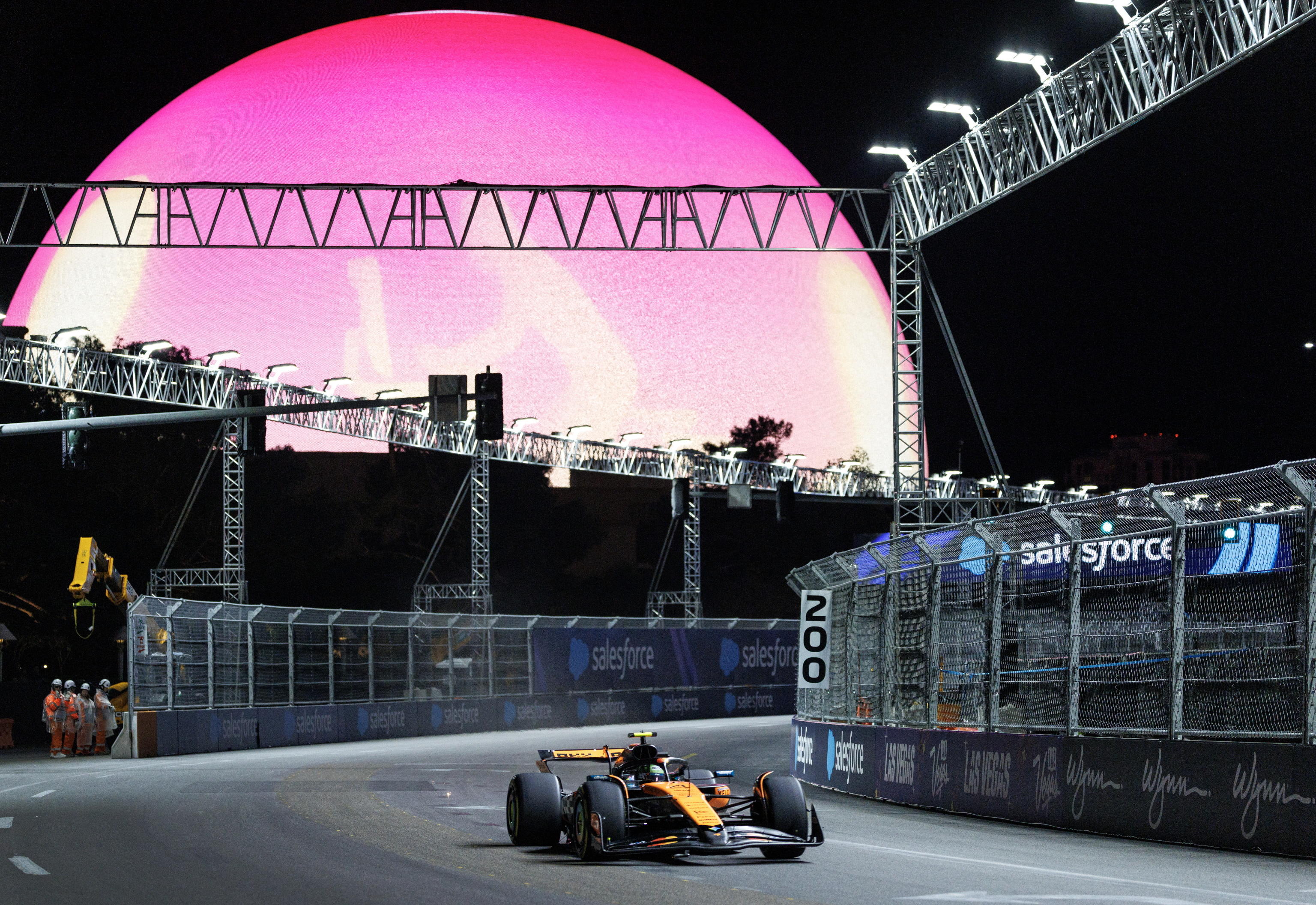 F1: Gp di Las Vegas, oggi la gara (anche contro un tombino). Orario e dove vederla