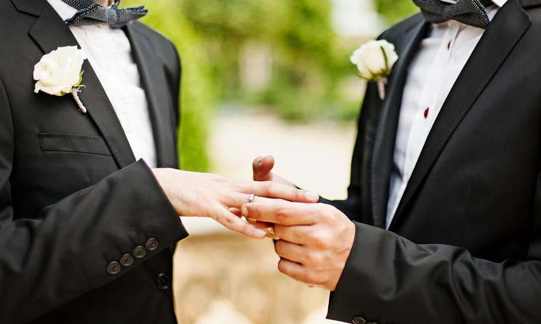 Coppie omosessuali: la Chiesa d’Inghilterra tra fede dimezzata e cerchiobottismo eterno Coppie omosessuali: la Chiesa d’Inghilterra tra fede dimezzata e cerchiobottismo eterno