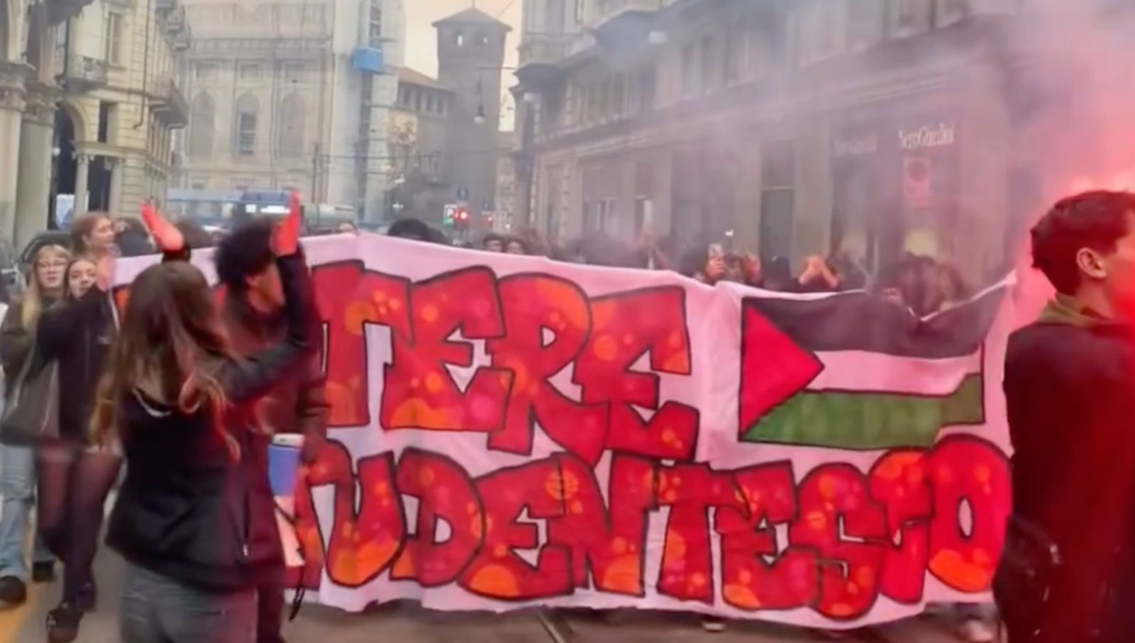 corteo triplo a torino contro meloni per gaza e per l8217ambiente scontri con la polizia da Lidentita.it corteo triplo a torino contro meloni per gaza e per l8217ambiente scontri con la polizia