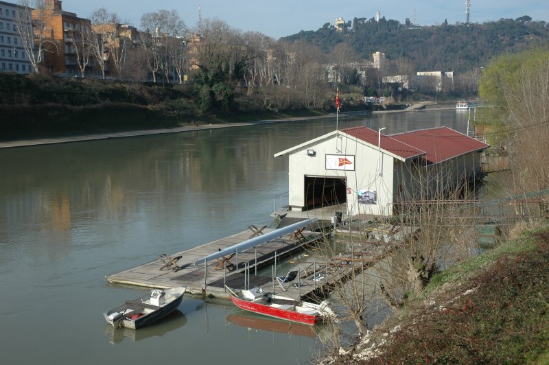 Circolo Canottieri Roma, addetta licenziata per aver dato del “tu” a una socia: parte l’azione legale