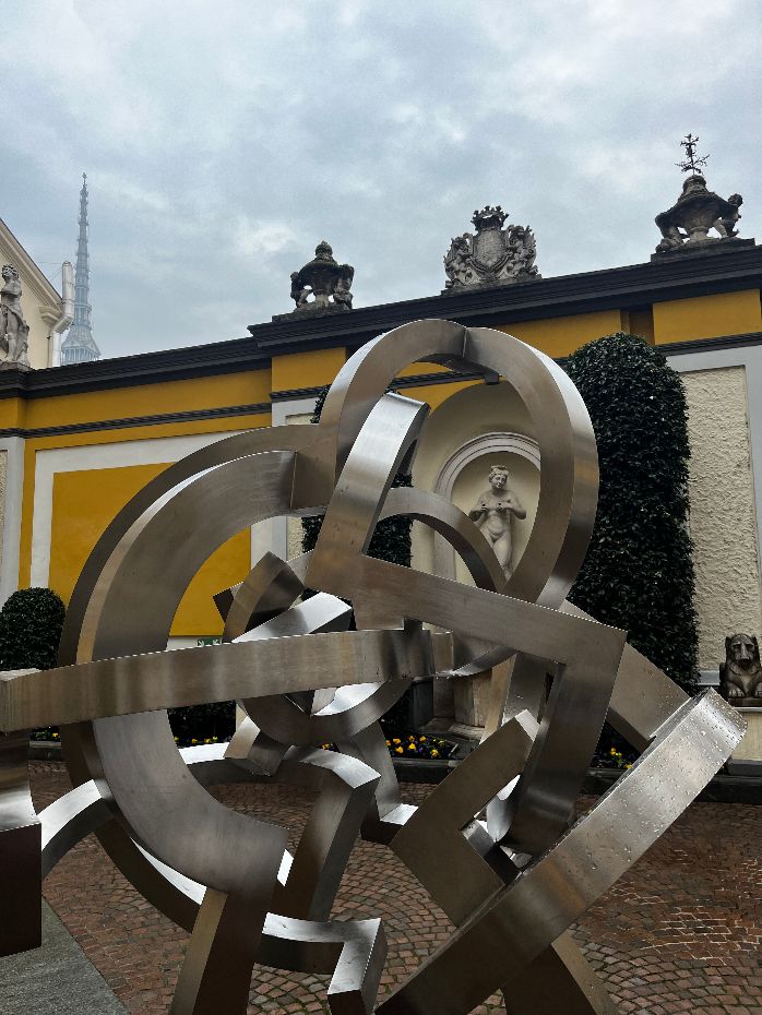 Torino, “ET” di Riccardo Cordero atterra nel cortile Torino, “ET” di Riccardo Cordero atterra nel cortile