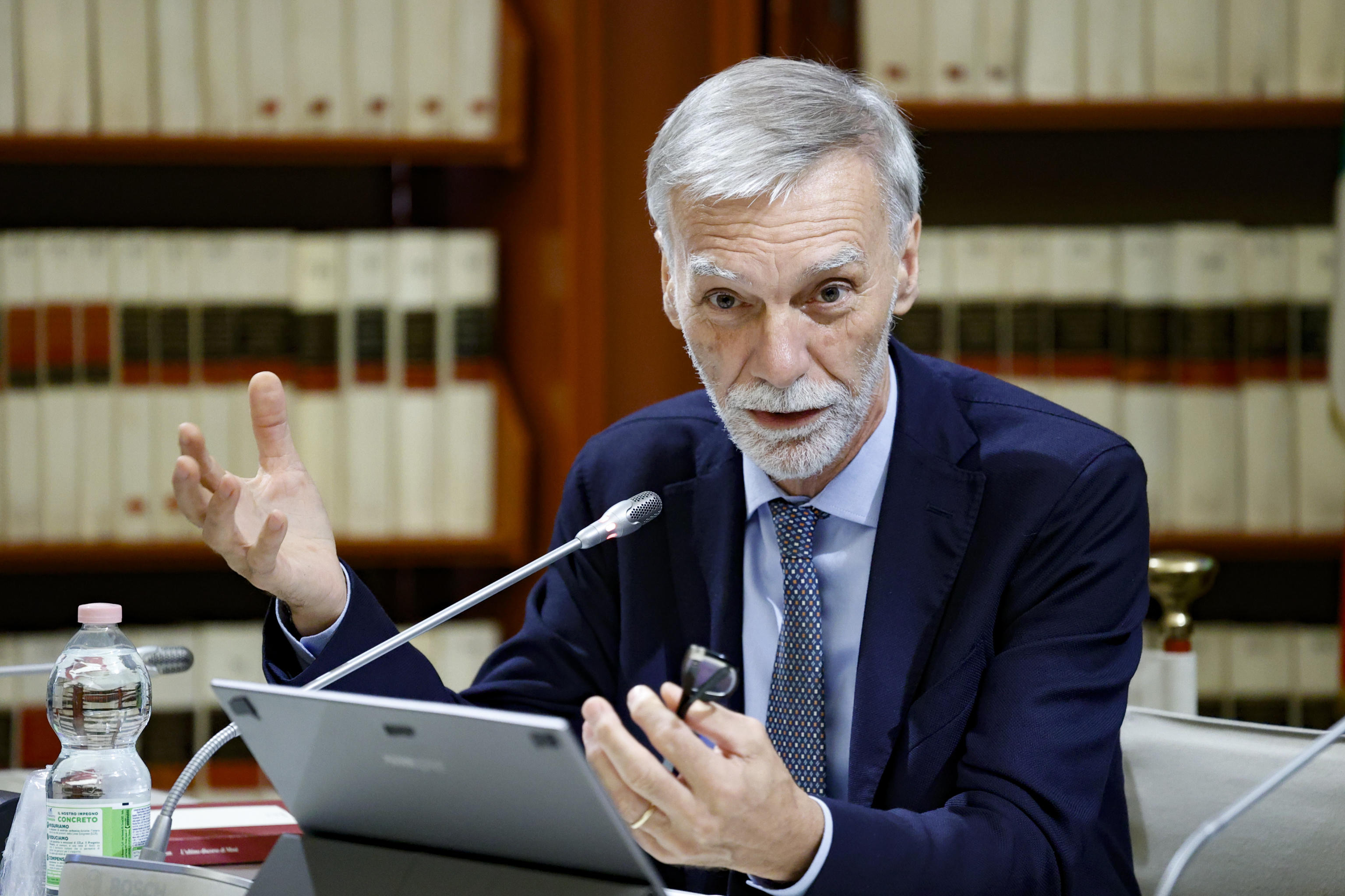 Nuova tegola sul Pd di Elly Schlein: la proposta di Delrio sull’antisemitismo spacca il partito Nuova tegola sul Pd di Elly Schlein: la proposta di Delrio sull’antisemitismo spacca il partito