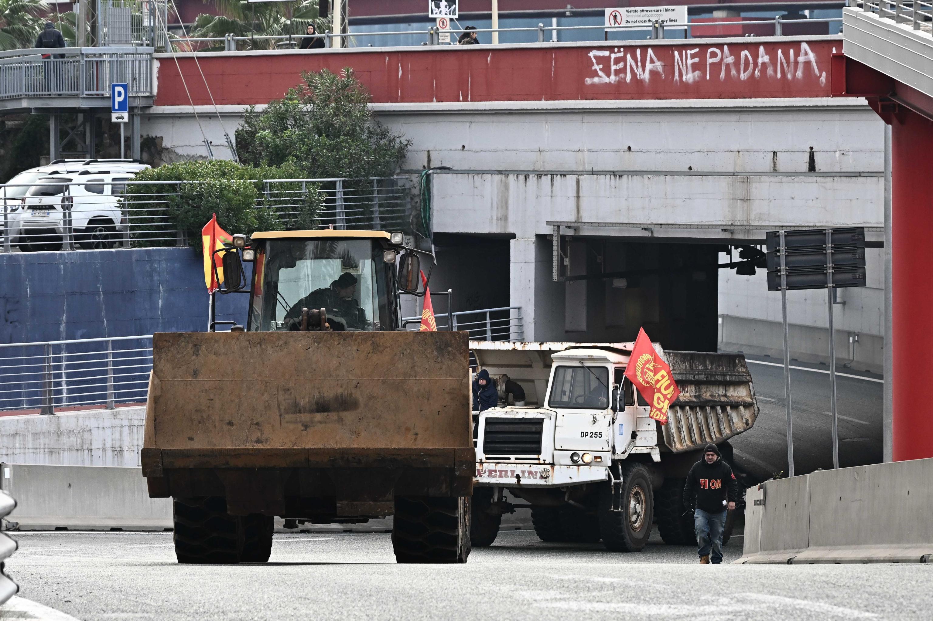 Fumata nera a Roma, a Genova lavoratori ex Ilva riprendono il blocco stradale Fumata nera a Roma, a Genova lavoratori ex Ilva riprendono il blocco stradale