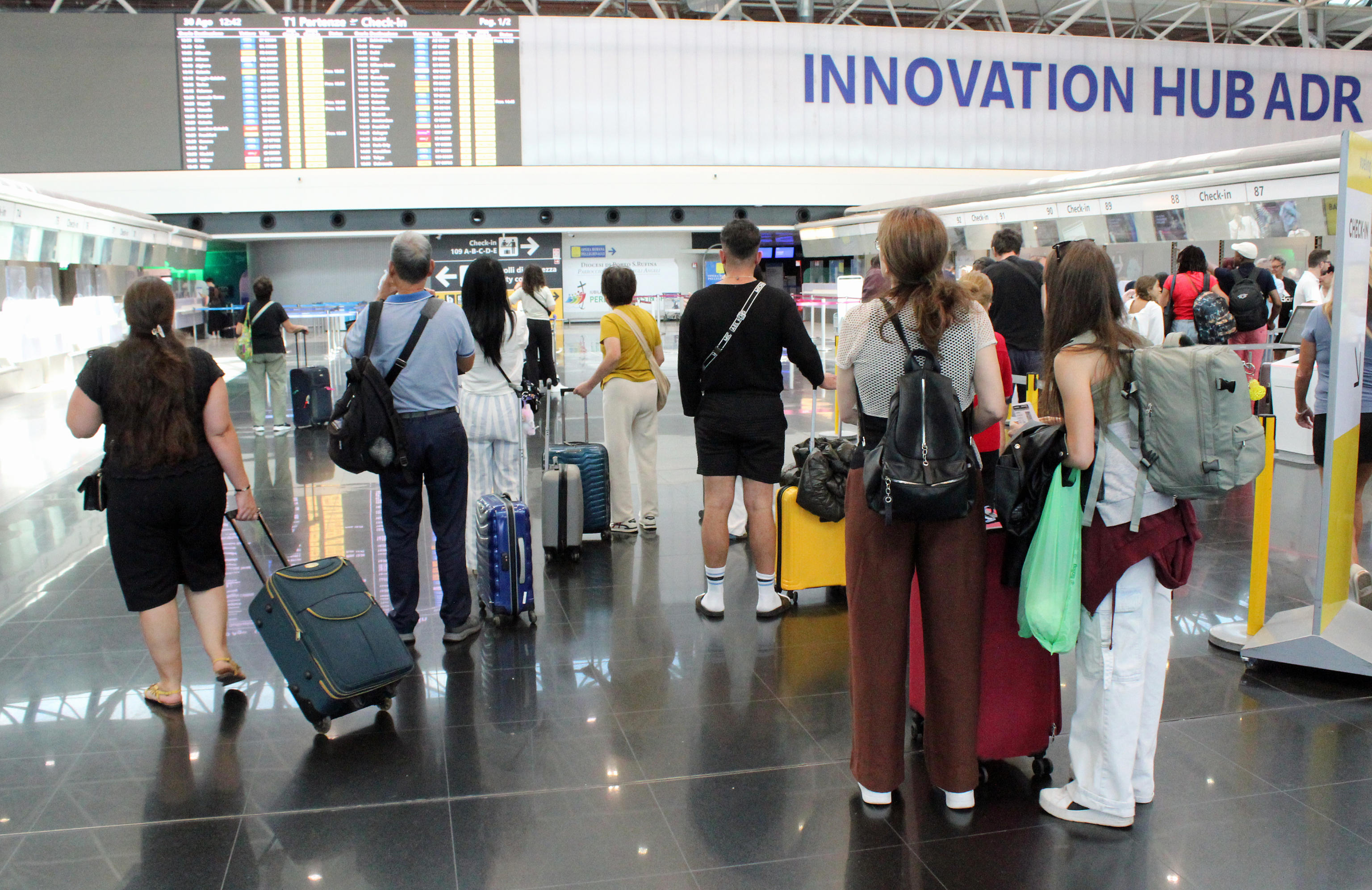 Col Natale torna il caro voli: i numeri choc dei rincari