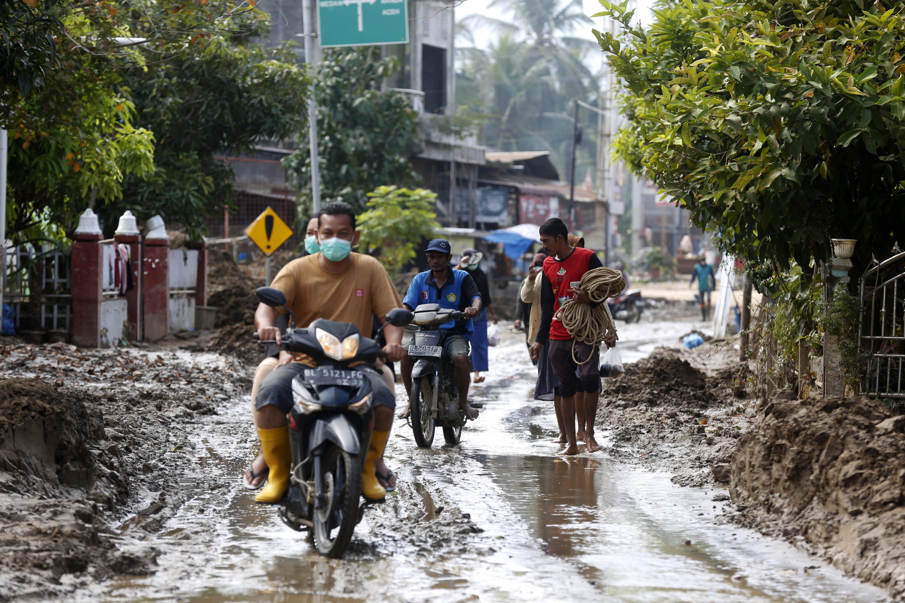 indonesia inondazioni su sumatra 631 morti e 500 dispersi