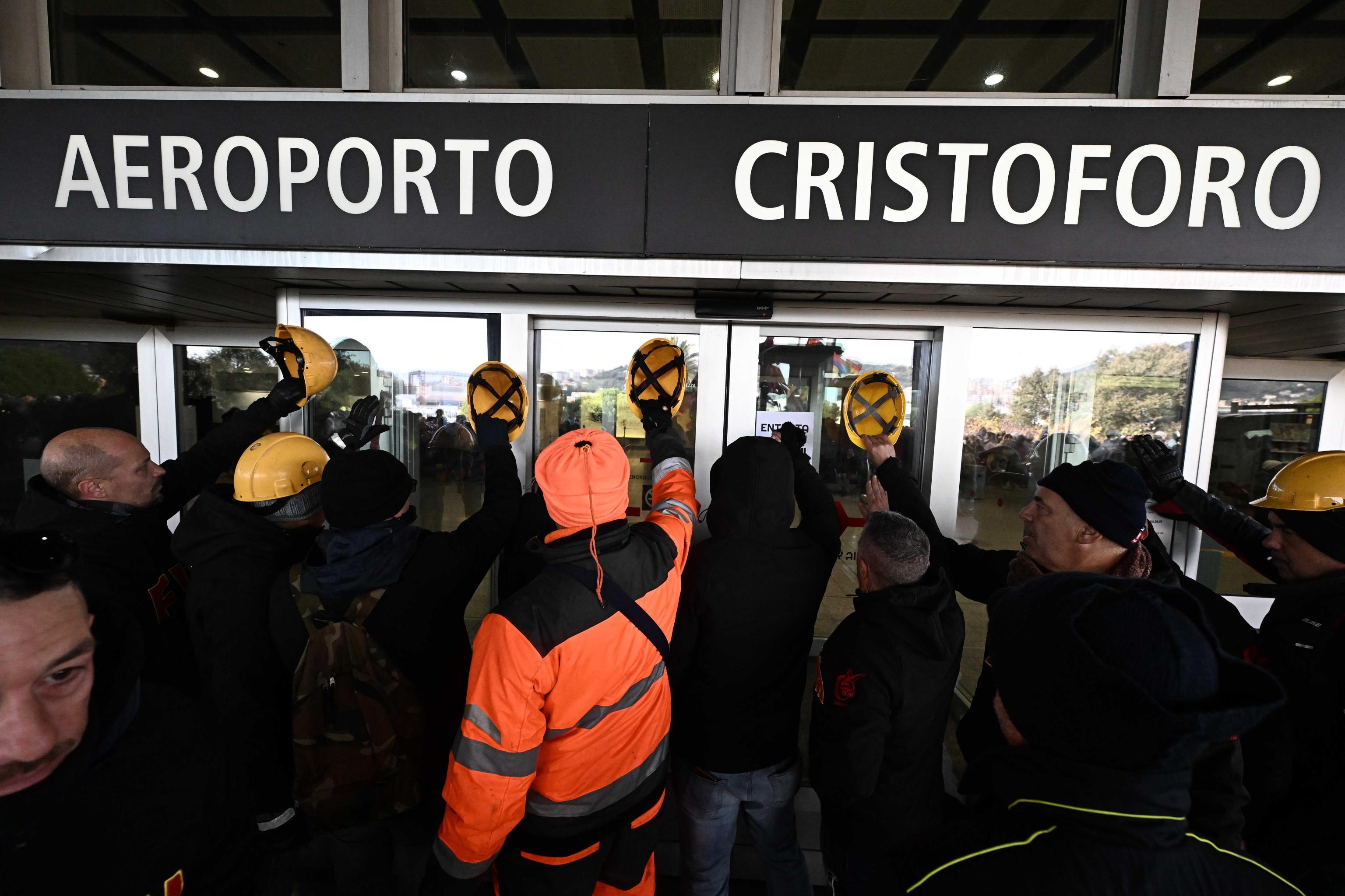 I lavoratori ex Ilva protestano all’aeroporto di Genova