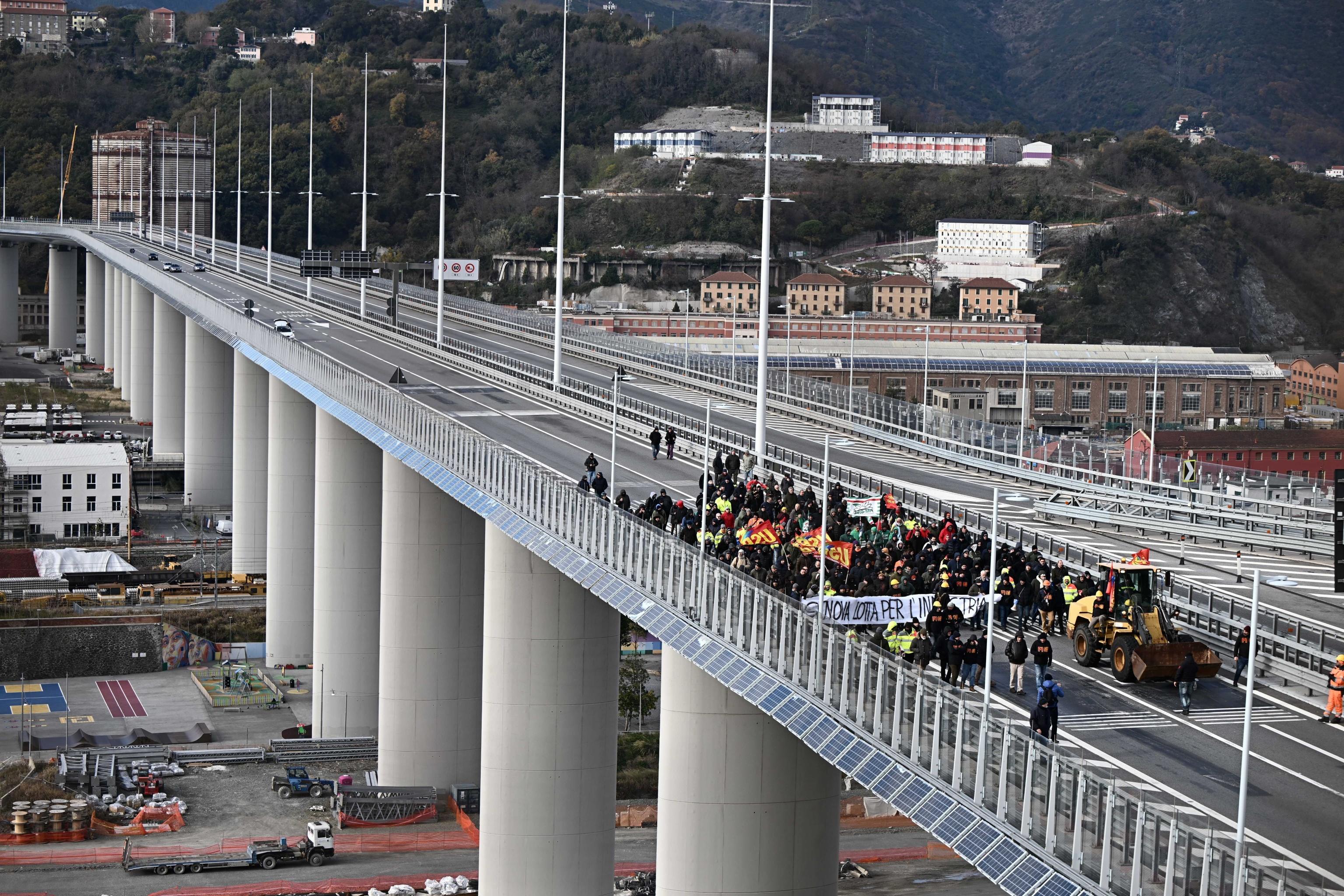 I lavoratori ex Ilva salgono sul ponte Morandi a Genova