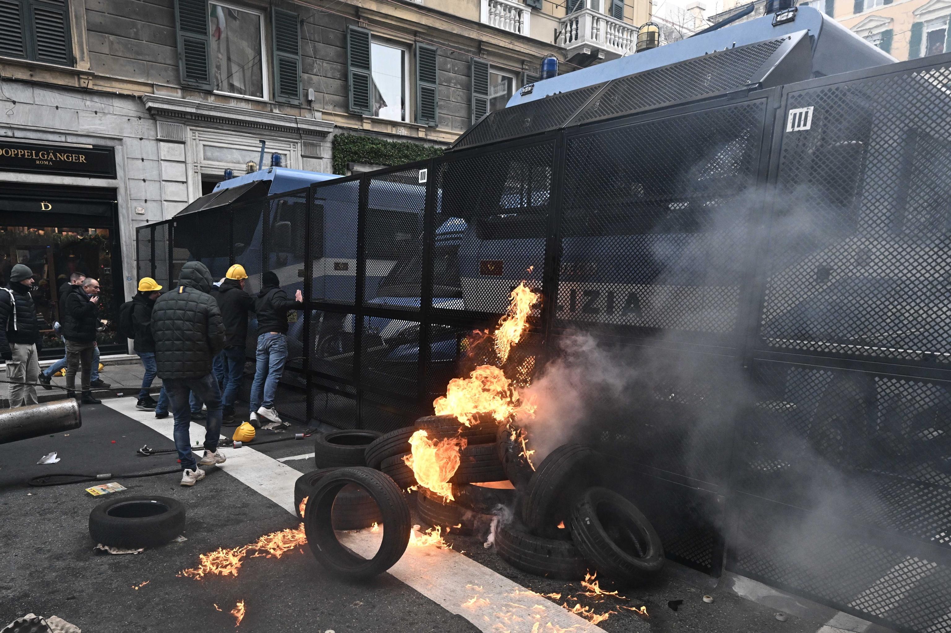 Alta tensione al corteo Ex Ilva a Genova