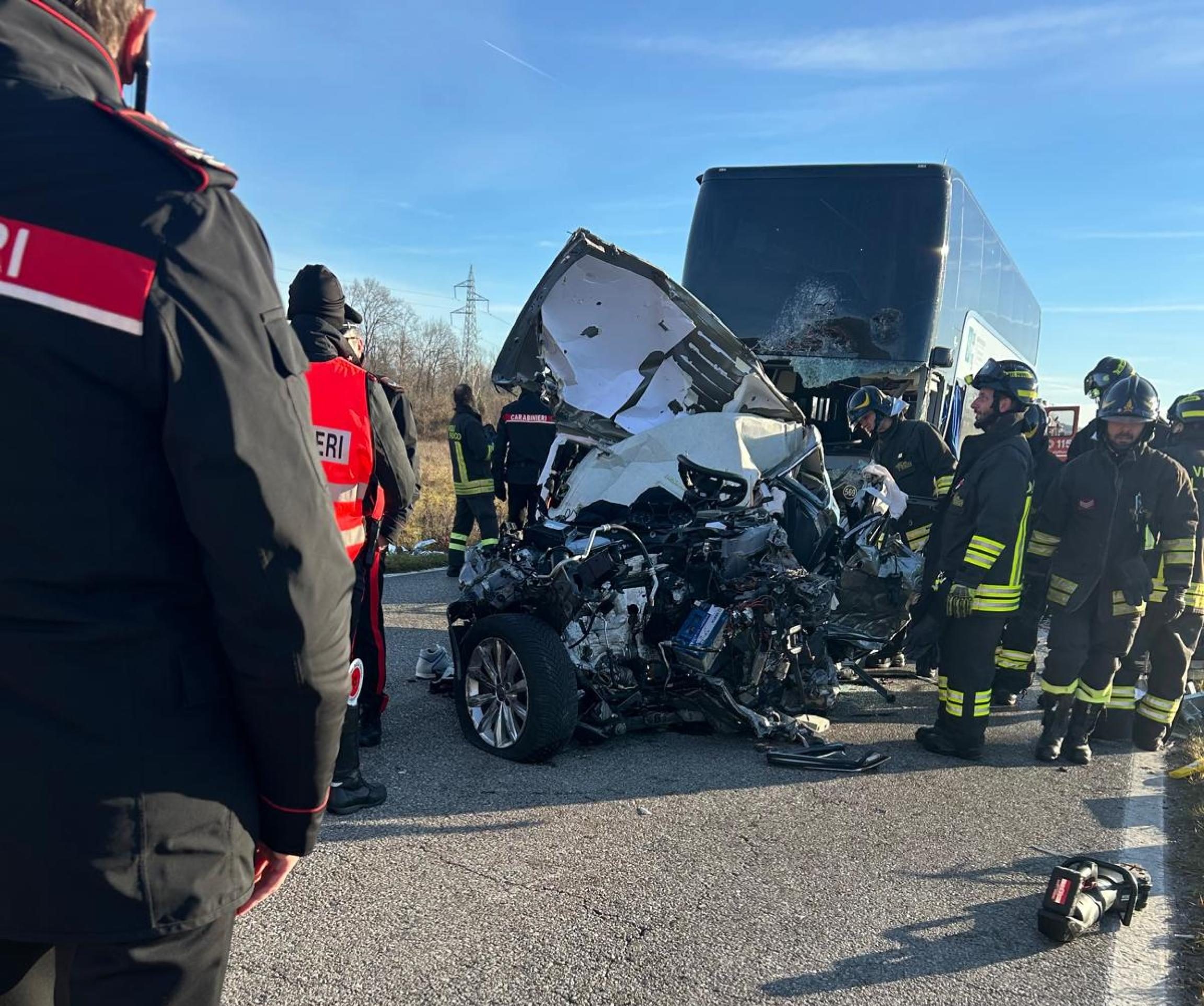 Frontale auto corriera a Maniago: un morto e studenti feriti