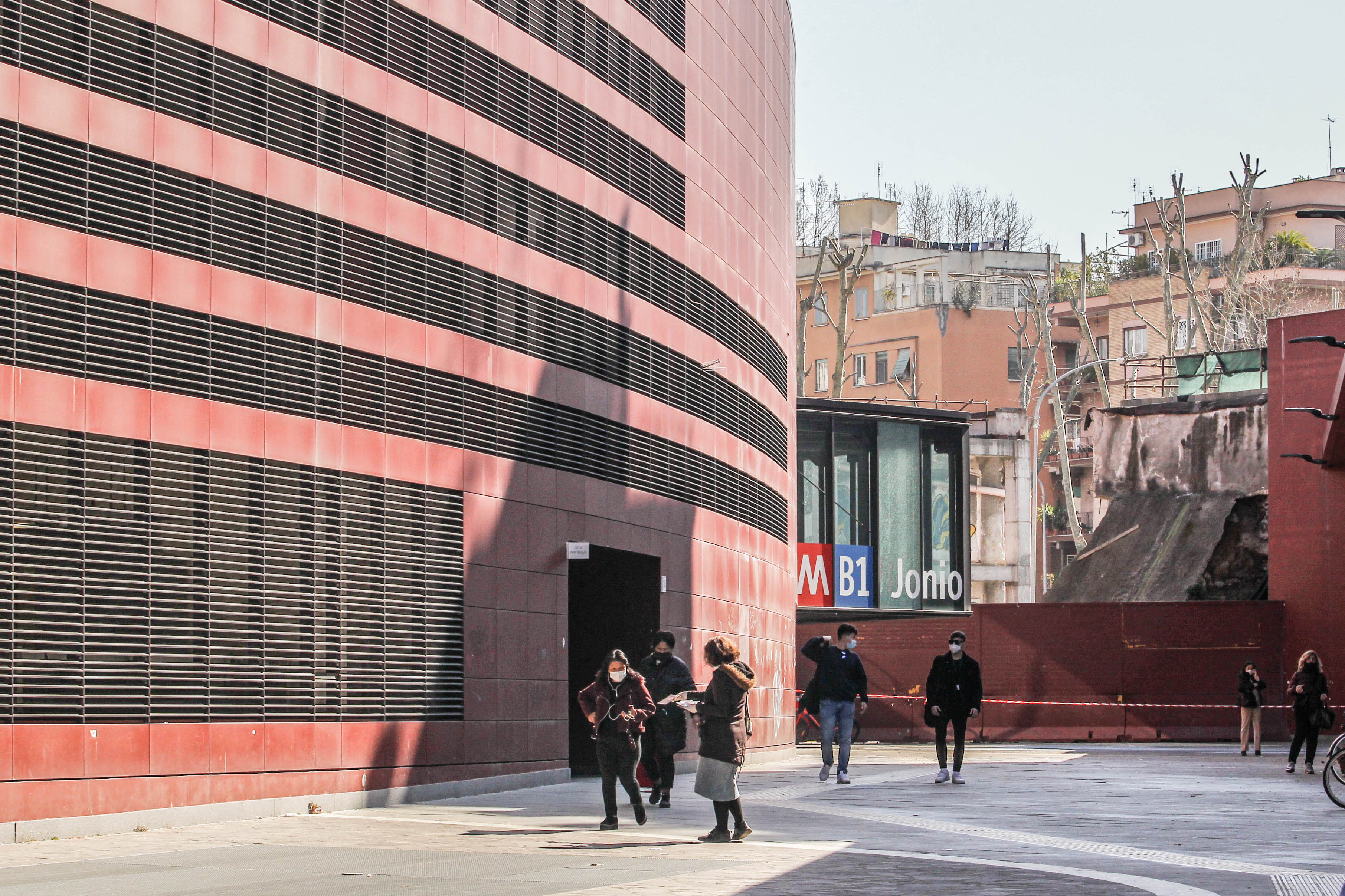Violentata alla stazione della metro, scatta l’inchiesta