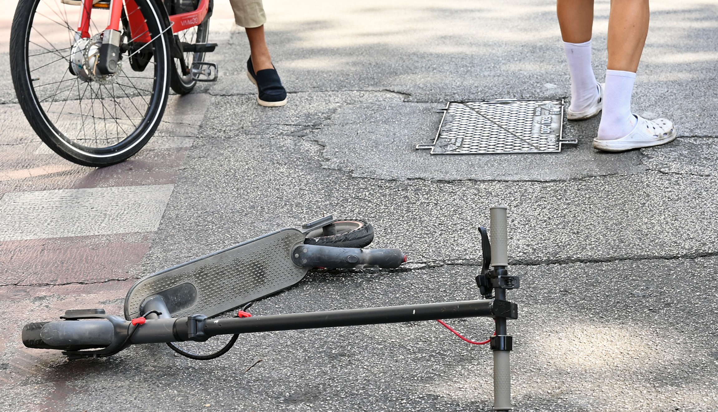 In monopattino investito da una bici elettrica: 15enne gravissimo