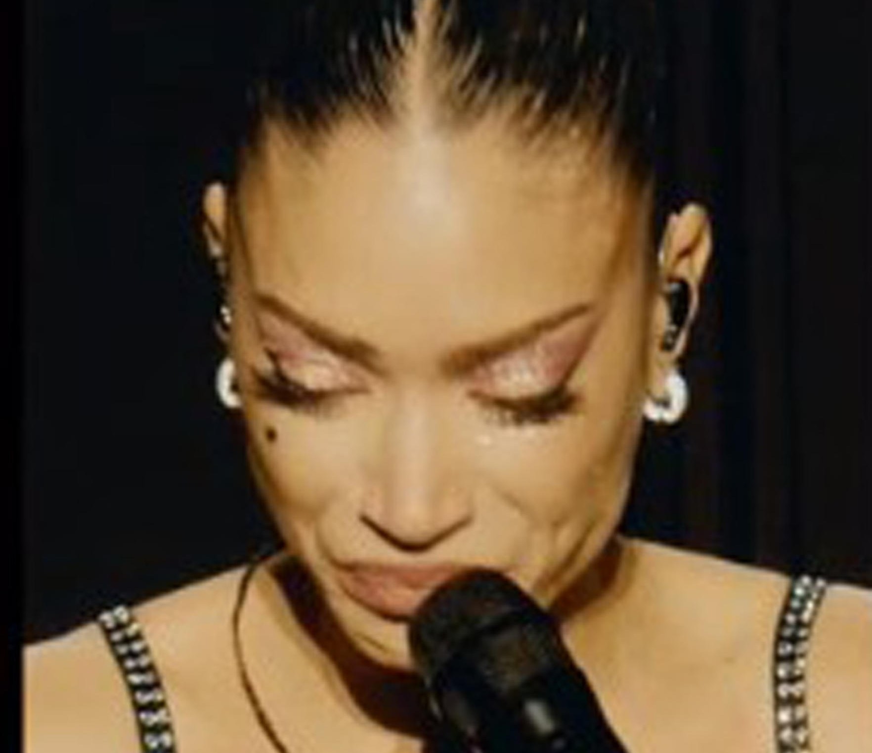 Elodie in lacrime, l’annuncio choc: Mi fermo. Fan nel panico