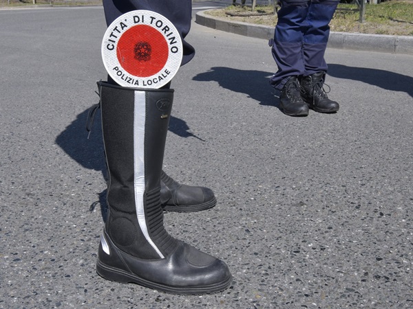 Finge di essere investito dalle auto per estorcere denaro