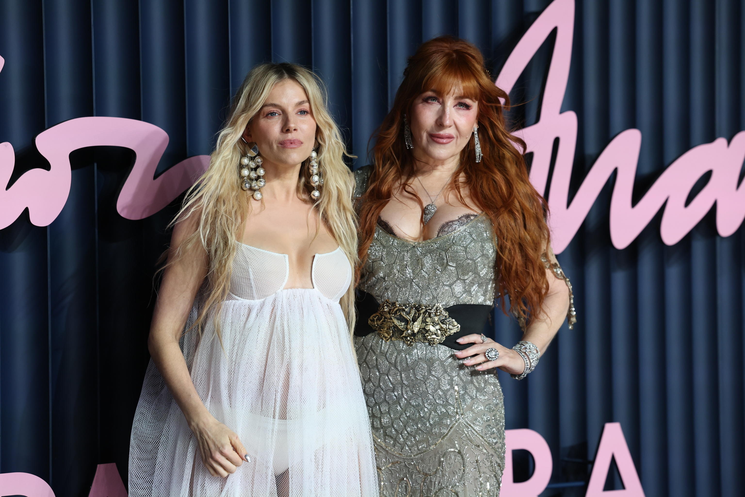 Sienna Miller incinta ai Fashion Awards 2025: il suo bump conquista il red carpet