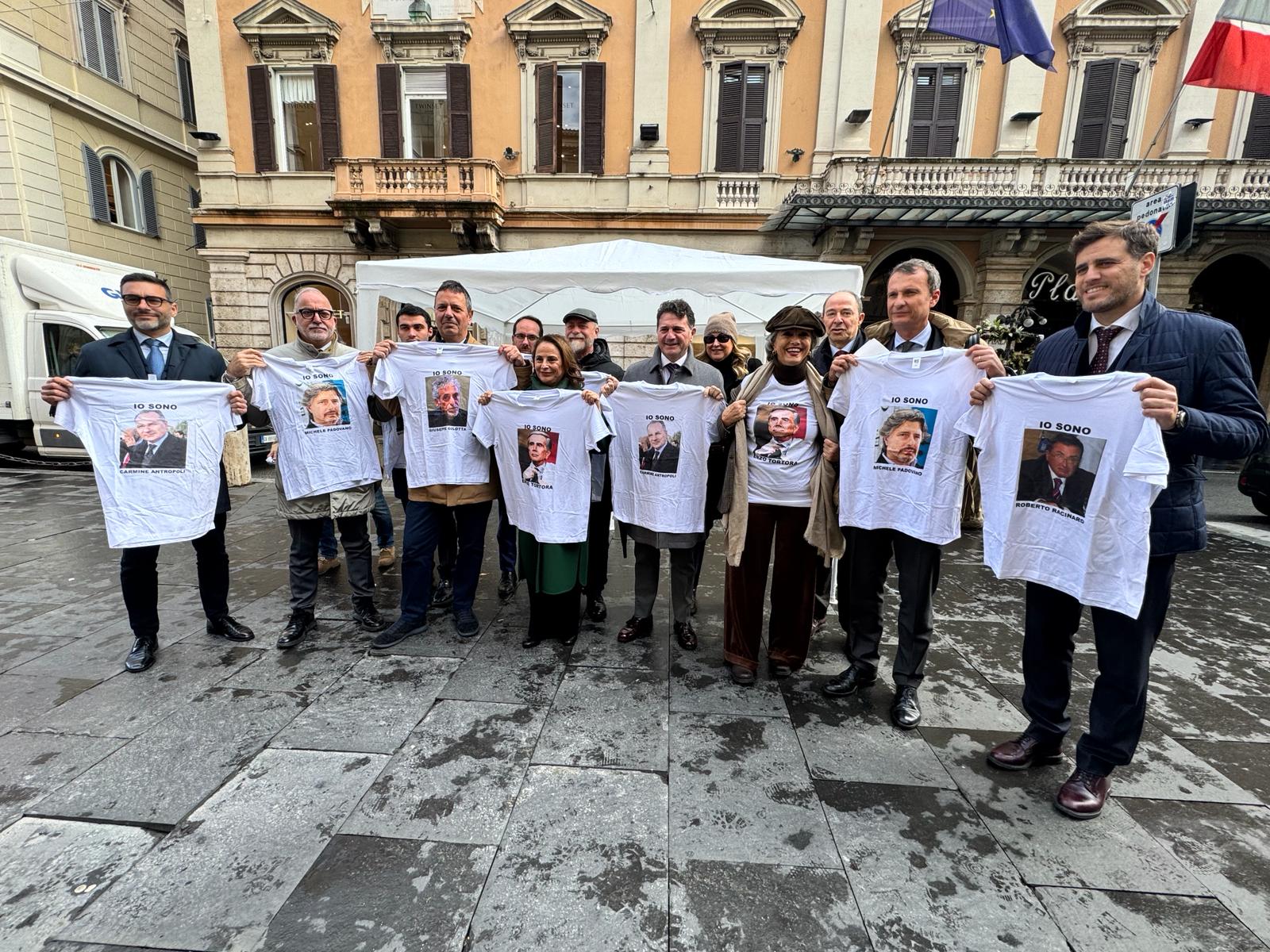 Presentato di fronte all’hotel Plaza di Roma il comitato Cittadini per il Sì nel segno di Tortora