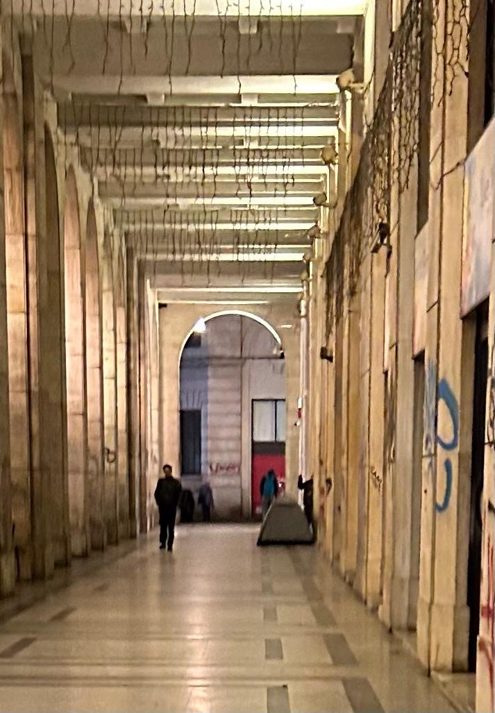 Via Viotti: i portici sono diventati rifugio di fortuna